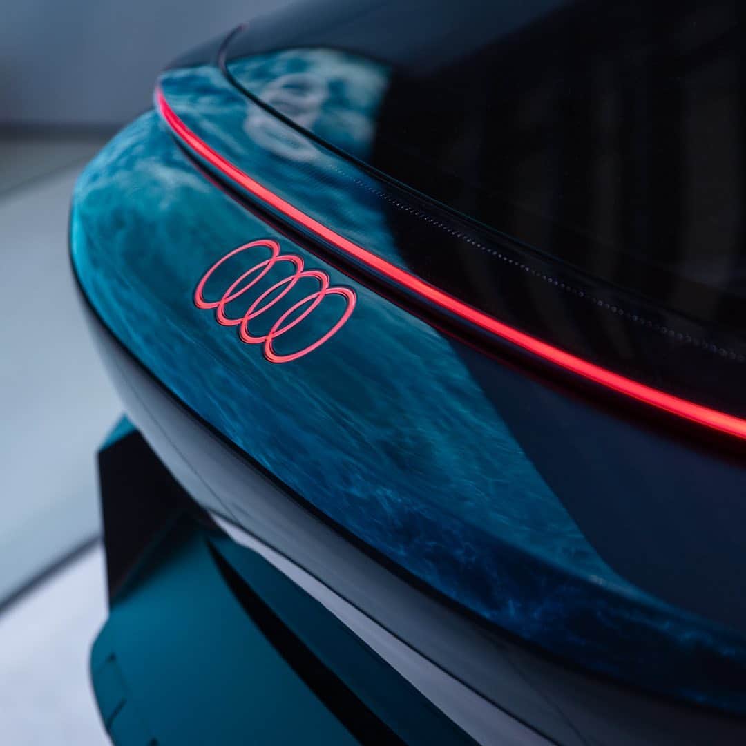 アウディ ジャパンのインスタグラム：「スポーティでありながら、エレガントなSportbackのシルエット。   ルーフラインからリヤへと続くエモーショナルな表情が、 Audi activesphere conceptのエレガンスを物語る。   *車両はコンセプトカーです。   #FutureIsAnAttitude #Audi #DesignShanghai #design #emobility #AudiActivesphereConcept  #アウディ #AudiJapan」