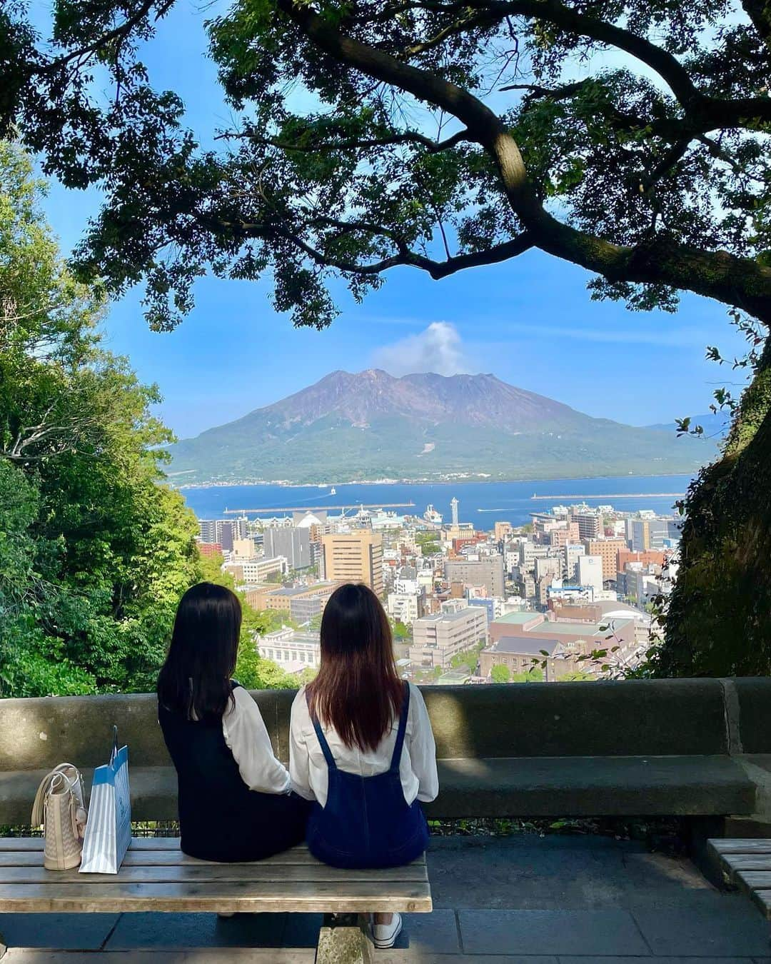 ピーチ・アビエーションのインスタグラム：「桜島と、東洋のナポリと呼ばれる鹿児島市の街並みを一望できる #城山公園展望台 ⛰  この展望台から見る景色は圧巻で、お昼に見る景色ももちろん美しいのですが、夜も鹿児島の街の明かりがとても綺麗なので、どの時間帯に行っても心奪われる景色が広がっていることでしょう✨  展望台へは徒歩で30分ほど歩きますが、道も整備されているためお散歩気分で気軽に登ることができます🚶晴れた日には遠くの霧島や開聞岳も望むことができるため、鹿児島に訪れた際はぜひ足を運びたい絶景スポットです！🙌  夏の暑い時期には、マイナスイオンを感じられる場所に行きたいですよね✨ 鹿児島には東洋のナイアガラと呼ばれている #曽木の滝 や、数千年かけて作られたといわれ、パワースポットとしても有名な #溝ノ口洞穴 など、自然を感じられる観光スポットが多くあります！  夏の旅行にぴったりな鹿児島旅行✈️日常を忘れて、心休まる旅を楽しんではいかかでしょうか♪  . . . . . . . . . . . . . . . . . . . . . . . . . . . . . . . . . . . ▶Photo by： @matsuda.yamamoto to OOKINI!! ▶Place： #鹿児島 . . . . . . . . . . . . . . . . . . . . . . . . . . . . . . . . . . . . Peachでは各就航地で撮影された皆さまのお写真をInstagramでご紹介させていただいています。 #fly_peach をつけて投稿してください✨ . #鹿児島観光 #鹿児島旅行 #鹿児島観光スポット #桜島 #国内旅行 #鹿児島の風景 #日本の絶景 #日本の景色 #peachaviation #kagoshima #kagoshimatrip #ig_japan #japantrip #japan_of_insta #bestphoto_japan #instagood」