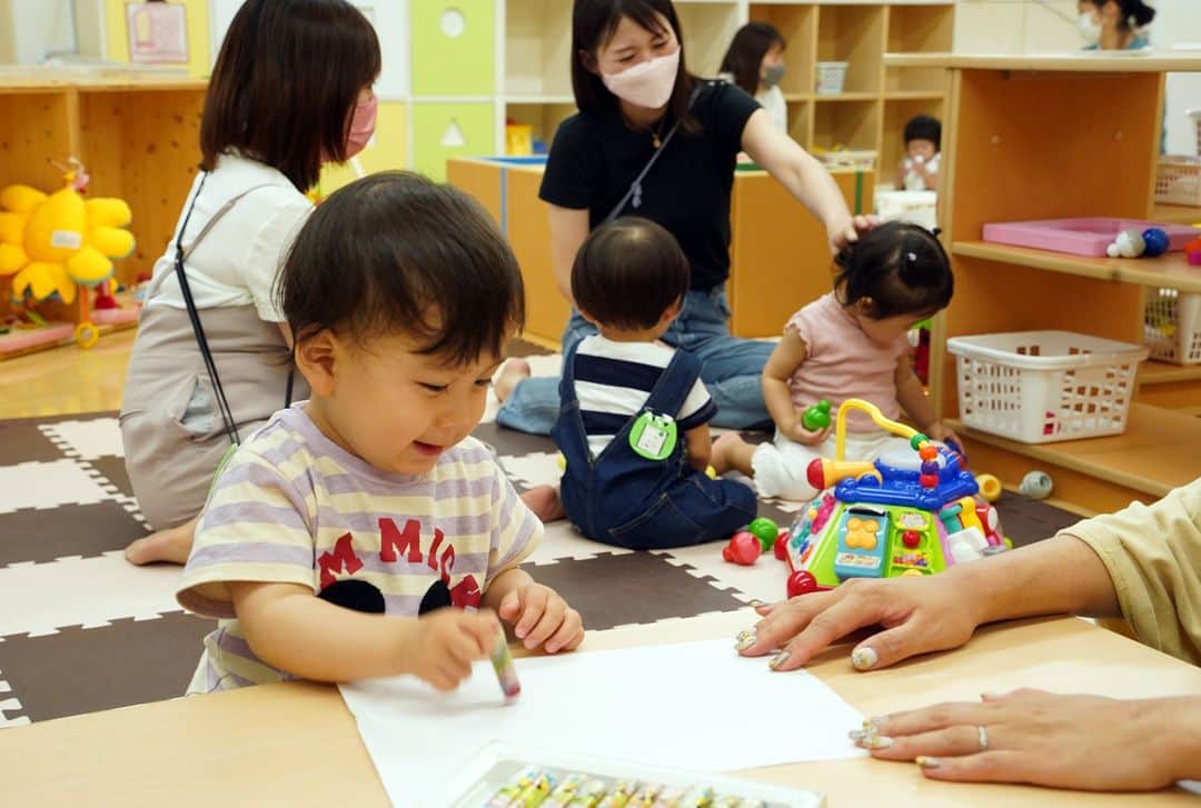 平塚市さんのインスタグラム写真 - (平塚市Instagram)「雨でも遊べる子連れスポット「つどいの広場」✨ 四之宮にある「きりんのおうち」をのぞくと、おもちゃで遊んだり、お絵描きしたり、親同士でおしゃべりしたりと笑顔がいっぱい😆 「お買い物ついでに気軽に遊べて便利」「初めてでも親も子どももすぐ仲良くなれる」という声のとおり、この日も次々に親子が遊びに来て楽しくおしゃべりし、まさにつどいの広場でした♪ 市内には、明石町・四之宮・夕陽ケ丘・公所・北金目の５か所にあり、３歳児までの子どもがいる親子が集い、無料で交流や子育て相談ができます💡  #手をつなぎたくなる街 #hiratsukagood #hiratsuka　#平塚 #kanagawaphotoclub #子育て　#神奈川ママ　#平塚ママ　 #親子　#子ども　#子連れ #子連れお出かけ　#子連れおでかけ　#子連れスポット　＃つどいの広場 #遊び場　#子どもの遊び場　#雨の日の遊び場 #今日もお疲れ様でした #週末の過ごし方 #日々　#暮らし　 #instagramjapan　#igersjp　#japanphoto」6月15日 18時01分 - hiratsukagood