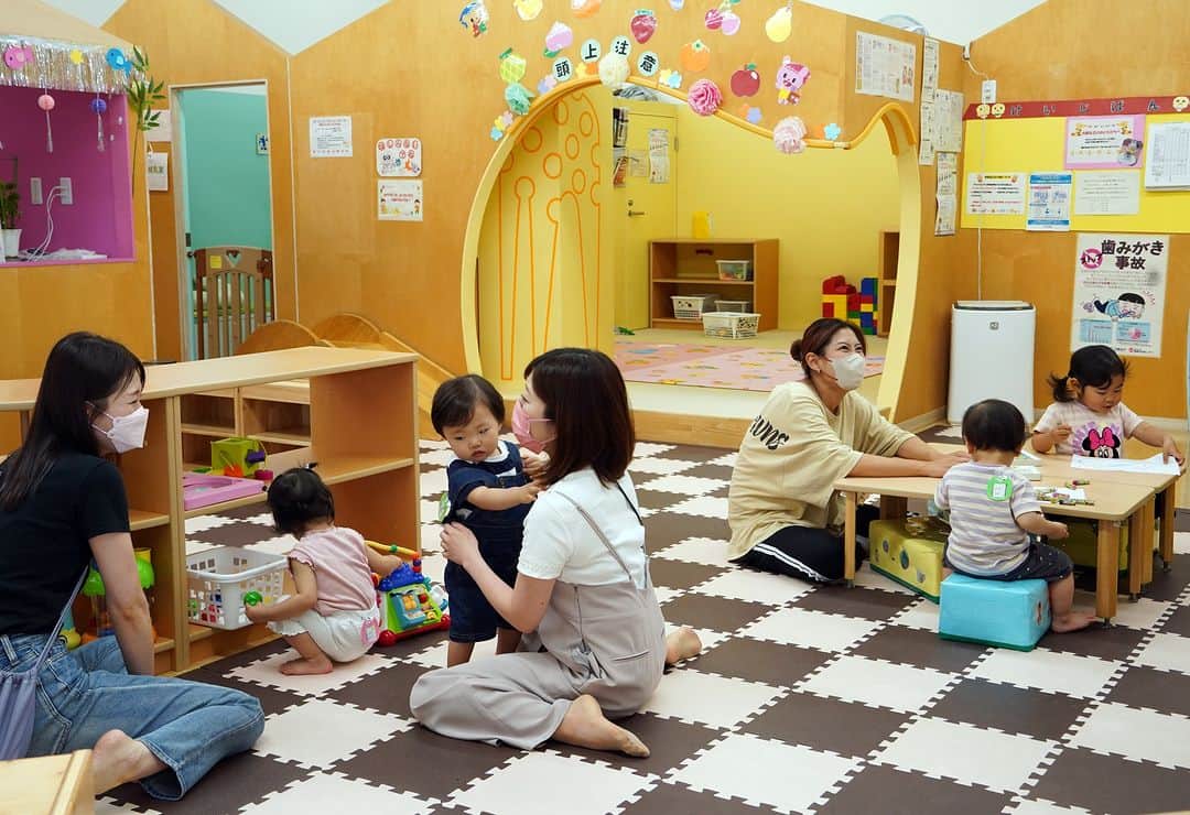 平塚市さんのインスタグラム写真 - (平塚市Instagram)「雨でも遊べる子連れスポット「つどいの広場」✨ 四之宮にある「きりんのおうち」をのぞくと、おもちゃで遊んだり、お絵描きしたり、親同士でおしゃべりしたりと笑顔がいっぱい😆 「お買い物ついでに気軽に遊べて便利」「初めてでも親も子どももすぐ仲良くなれる」という声のとおり、この日も次々に親子が遊びに来て楽しくおしゃべりし、まさにつどいの広場でした♪ 市内には、明石町・四之宮・夕陽ケ丘・公所・北金目の５か所にあり、３歳児までの子どもがいる親子が集い、無料で交流や子育て相談ができます💡  #手をつなぎたくなる街 #hiratsukagood #hiratsuka　#平塚 #kanagawaphotoclub #子育て　#神奈川ママ　#平塚ママ　 #親子　#子ども　#子連れ #子連れお出かけ　#子連れおでかけ　#子連れスポット　＃つどいの広場 #遊び場　#子どもの遊び場　#雨の日の遊び場 #今日もお疲れ様でした #週末の過ごし方 #日々　#暮らし　 #instagramjapan　#igersjp　#japanphoto」6月15日 18時01分 - hiratsukagood