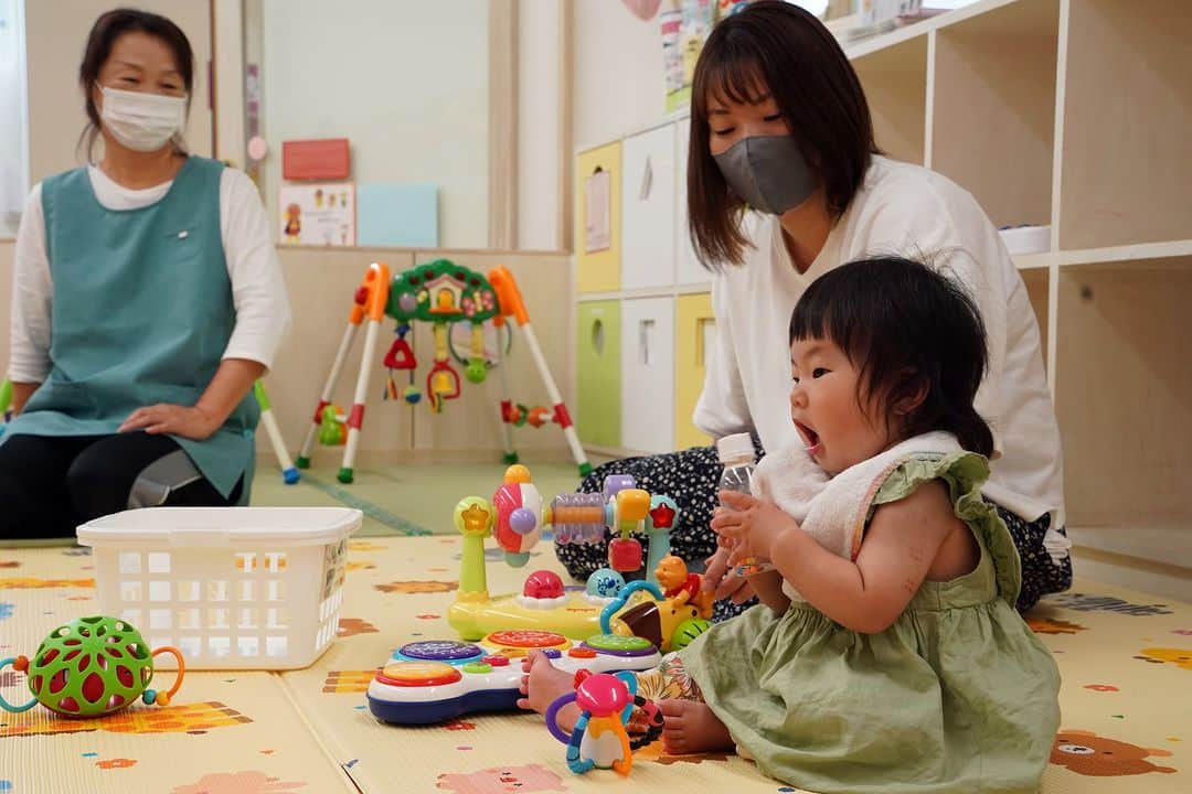 平塚市さんのインスタグラム写真 - (平塚市Instagram)「雨でも遊べる子連れスポット「つどいの広場」✨ 四之宮にある「きりんのおうち」をのぞくと、おもちゃで遊んだり、お絵描きしたり、親同士でおしゃべりしたりと笑顔がいっぱい😆 「お買い物ついでに気軽に遊べて便利」「初めてでも親も子どももすぐ仲良くなれる」という声のとおり、この日も次々に親子が遊びに来て楽しくおしゃべりし、まさにつどいの広場でした♪ 市内には、明石町・四之宮・夕陽ケ丘・公所・北金目の５か所にあり、３歳児までの子どもがいる親子が集い、無料で交流や子育て相談ができます💡  #手をつなぎたくなる街 #hiratsukagood #hiratsuka　#平塚 #kanagawaphotoclub #子育て　#神奈川ママ　#平塚ママ　 #親子　#子ども　#子連れ #子連れお出かけ　#子連れおでかけ　#子連れスポット　＃つどいの広場 #遊び場　#子どもの遊び場　#雨の日の遊び場 #今日もお疲れ様でした #週末の過ごし方 #日々　#暮らし　 #instagramjapan　#igersjp　#japanphoto」6月15日 18時01分 - hiratsukagood