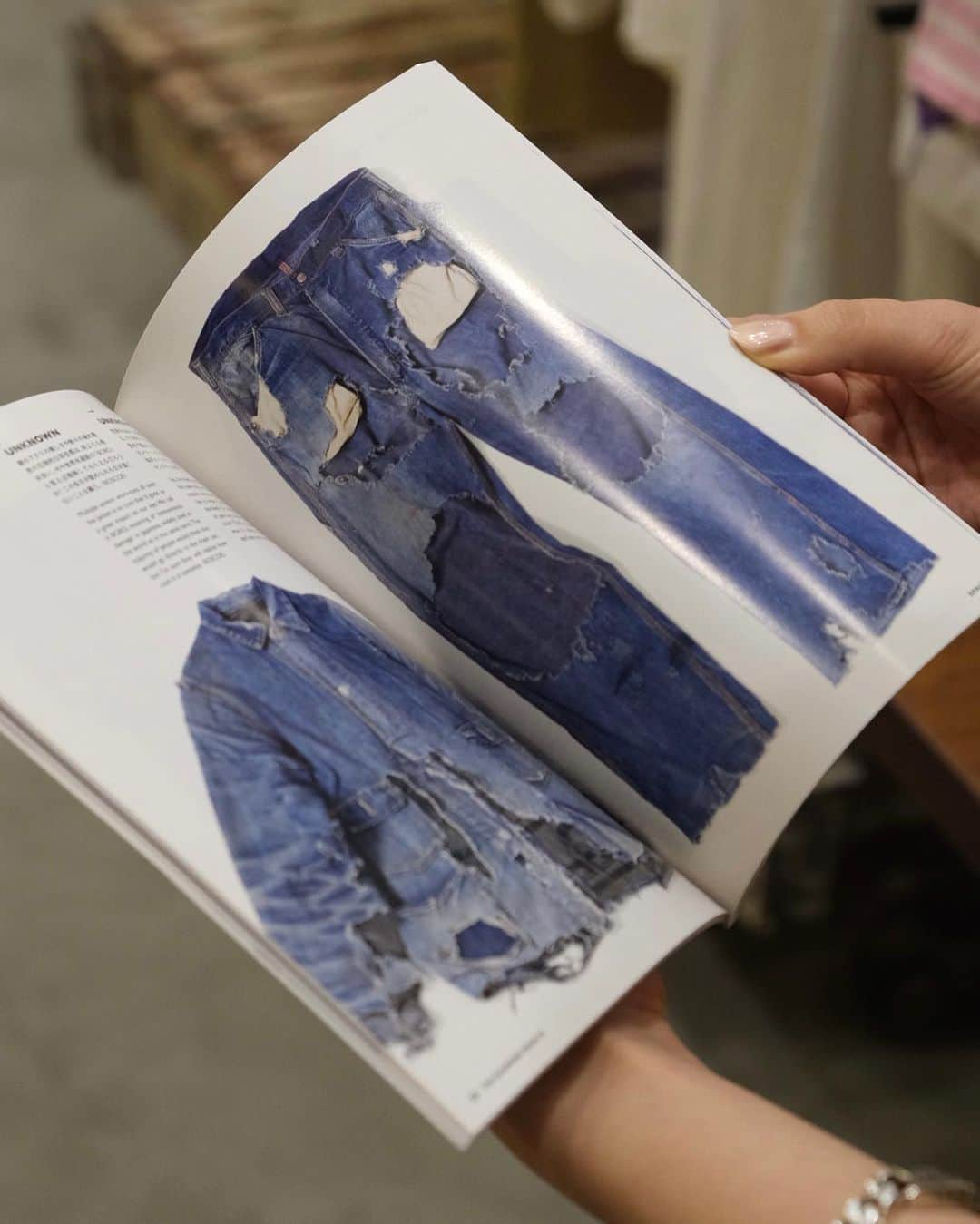 dracaenaさんのインスタグラム写真 - (dracaenaInstagram)「restock "DENIM"  SUKIMONO BOOK selected by MANABU HARADA  スタイリスト原田学さんがセレクトするビンテージウェアが各ジャンル毎にまとめられた一冊。  ¥1,100-   #Dracaena_Kichijoji #DracaenaKichijoji #DracaenaNorth  #dracaena  #VintageShop  #Vintage  #Kichijoji  #吉祥寺 #古着屋 #ドラセナ吉祥寺 #ドラセナ  #井の頭公園 #七井橋通り  #ヴィンテージショップ #ヴィンテージ #古着 #🇺🇸 #🇨🇦 #🇯🇵  #unitedstates  #canada  #buyingtrip」6月15日 18時01分 - dracaena_kichijoji