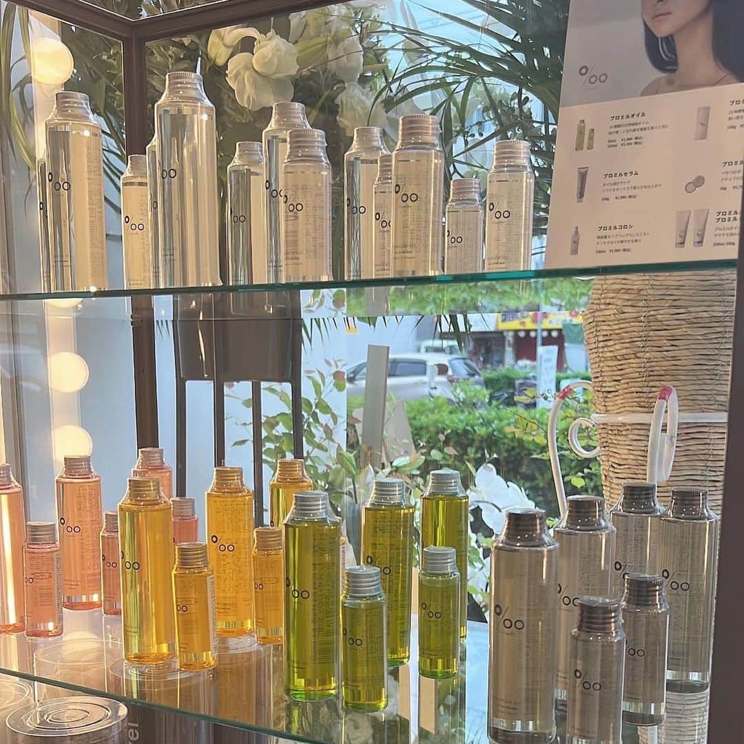 伊藤りかさんのインスタグラム写真 - (伊藤りかInstagram)「． 大阪に初上陸♡ プロミルサロンの新店舗に行ってきました🫶🏻 @promillesalon__osaka  * 今ブームとなっている自然由来成分を 贅沢に使用しているプロミルオイルは人気拡大中🪴✨ 女性が髪に求めることをサポートし、 髪を通じて素敵な毎日になるようお手伝いしてくれる🤍 * プロミルサロンでは、髪質改善トリートメント 頭皮をしっかりケアする頭浸浴が受けれますˊ˗ 私は今回、頭浸浴を初体験してきました🧴🫧 * 写真から伝わるこの気持ちよさそうさ🥹👏🏻 血行促進やリラックス効果に加えて、 頭皮の皮脂や汚れをしっかり除去してくれる𓂃 * アフターの写真を見てもらえると、 頭皮からふんわり空気を含んだような仕上がりに！ 日々の疲れもスッキリぶっ飛びました🫰🏻❤️‍🔥 * 6/30までの来店＋LINE友達追加で プロミルのお好きな商品をプレゼントしてくれる キャンペーンも行ってるそうです🥰♩ 昭和町駅から30秒と立地がいい場所にあるので是非🖤 * @promille_official  #りかアレンジ動画 #アレンジ動画 #時短ヘア #幼稚園ママ #妊娠7ヶ月 #妊娠中期 #妊婦コーデ #妊婦生活 #ストレートヘア #ヘアアレンジ簡単 #大阪美容室 #昭和町美容室 #プロミルオイル #プロミル #ヘアオイル #ヘアケア #美容 #プロミルイベント #まとめ髪 #伊藤りか #snsクリエイター」6月15日 18時01分 - rrrika.i