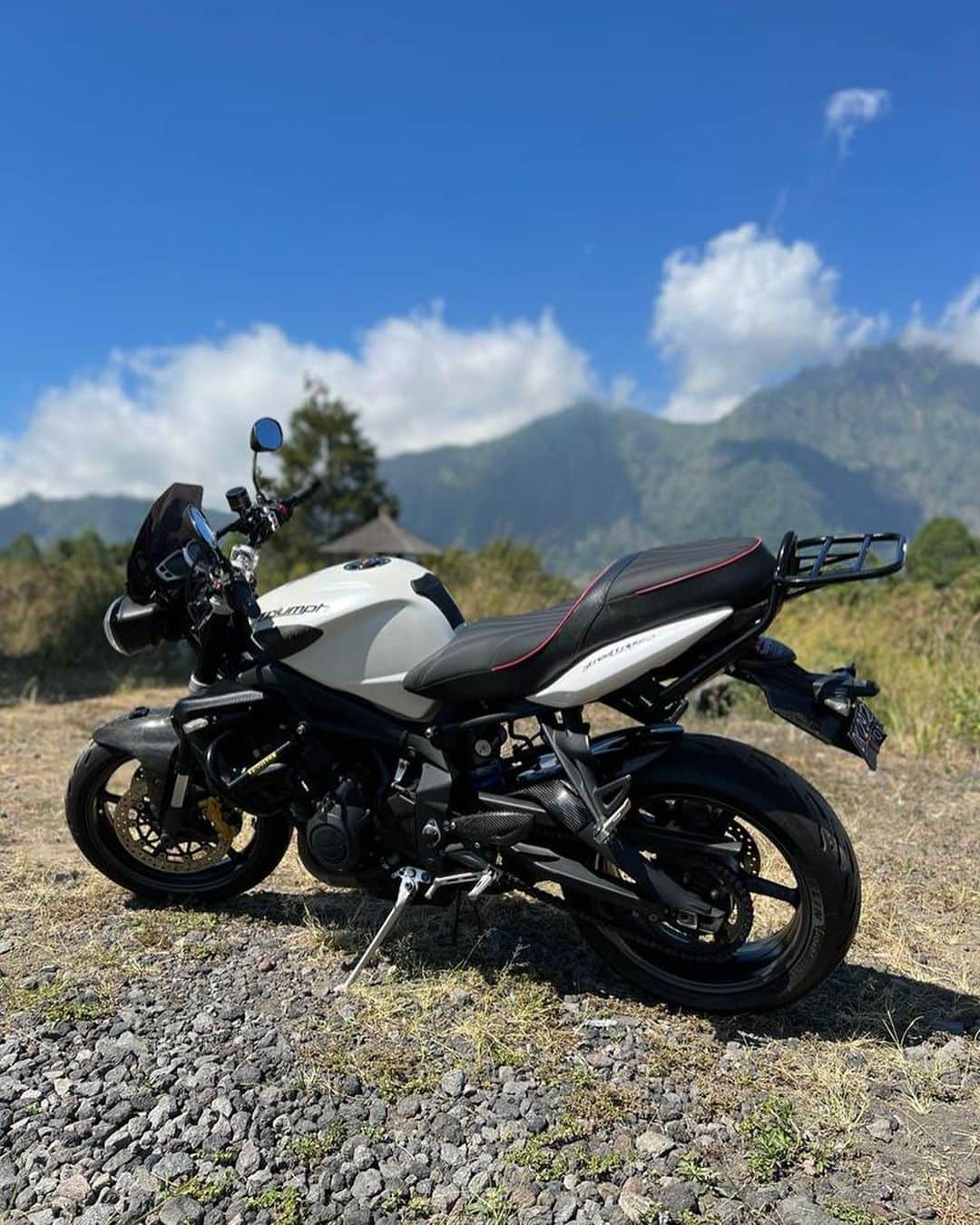 Kimberly Ryderのインスタグラム：「[[ DIJUAL / FOR SALE ]] TRIUMPH ini baru saja di servis lengkap dengan pengantian suku cadang yang asli (total Rp.90jt) untuk memastikan bahwa “mesin, rangka, rem & suspensi” seperti motor TRIUMPH dengan kondisi baru. Kalau kalian mau menantang teman-teman biker yang lain dengan motor mereka ZX 25 RR/CBR 250 RR/YZF R25 TRIUMPH ini lah motor kalian, mempunyai tenaga 2x lebih besar (107hp!) dan mempunyai suara yang jauh lebih baik.  Rp.190jt. DM @nigelryder jika tertarik.  ————————————  This TRIUMPH bike has recently undergone extensive overhaul and replacement of many parts (total Rp.90mil) to ensure the engine, chassis, brakes and suspension are in ‘as new’ condition. Rides like a new bike. If you want to challenge your buddies on their ZX 25 RR/CBR 250 RR/YZF R25, this is your bike. Twice as much horsepower as the ZX (107hp) and also sounds better.  Asking Rp.190mil. Please DM @nigelryder if interested.」