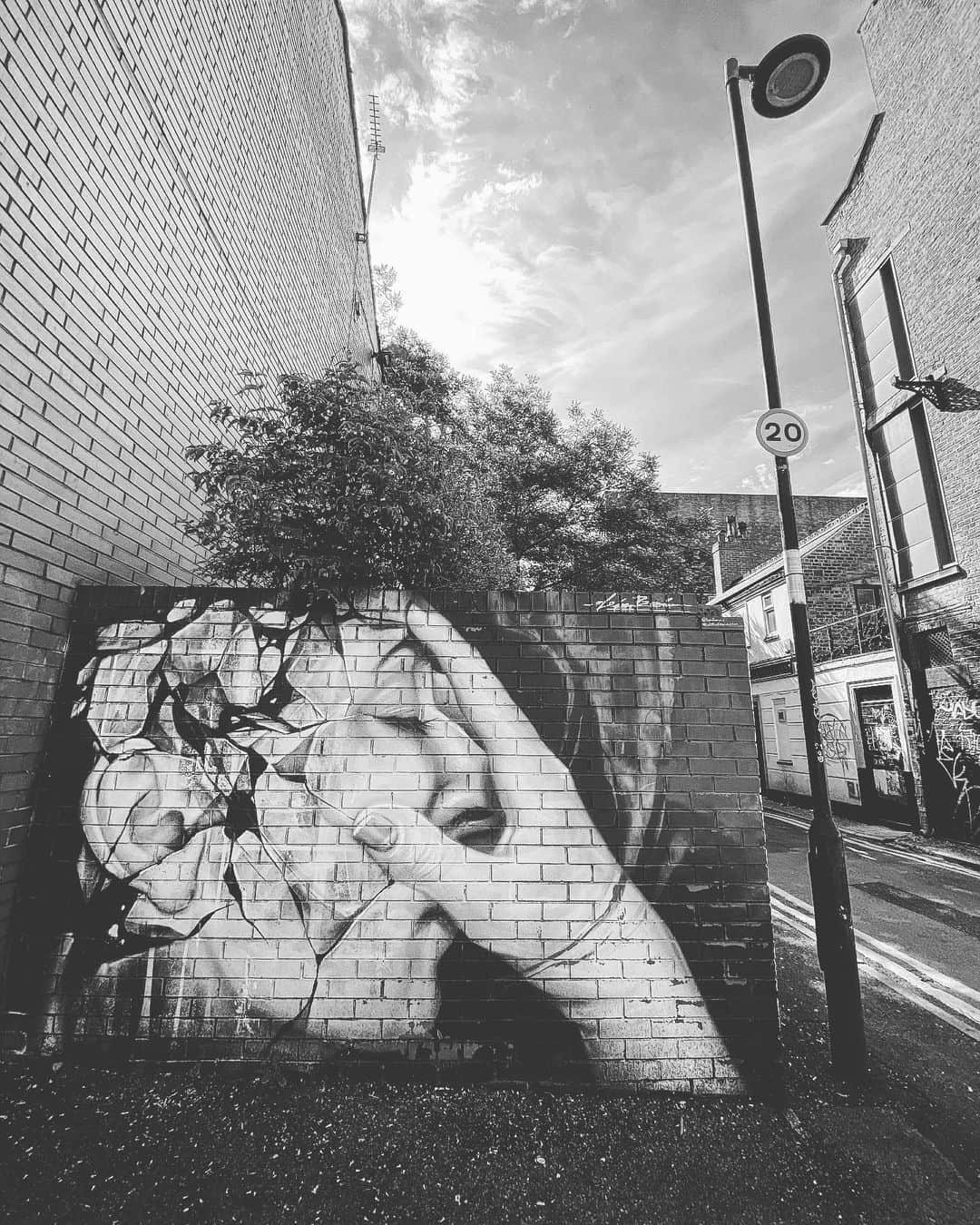 デビッド・モリシーのインスタグラム：「Street Level」