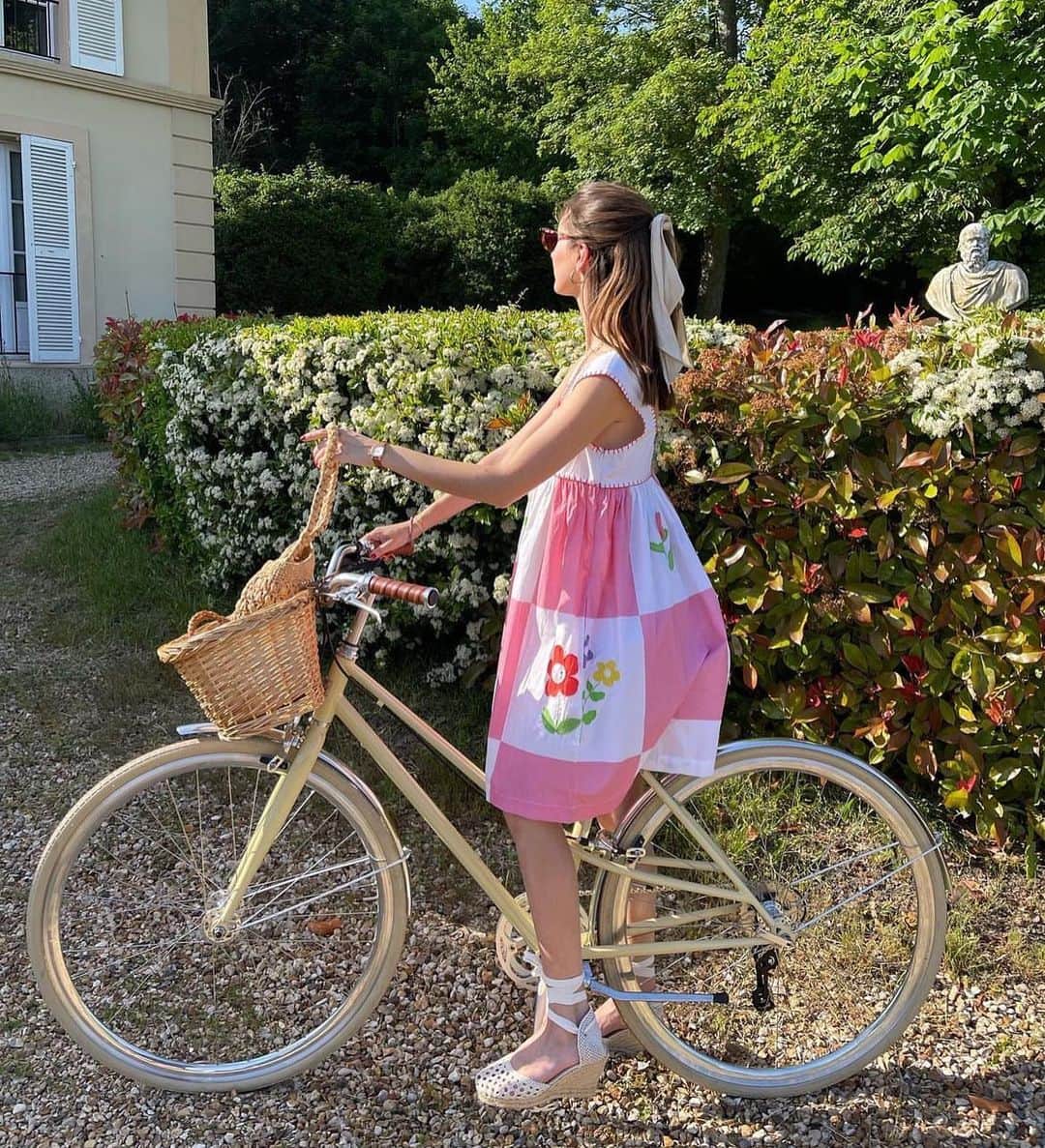 マヌーシュさんのインスタグラム写真 - (マヌーシュInstagram)「À bicyclette… 🌸☀️ @mariellehaon wears our」6月15日 18時13分 - manoush_officiel