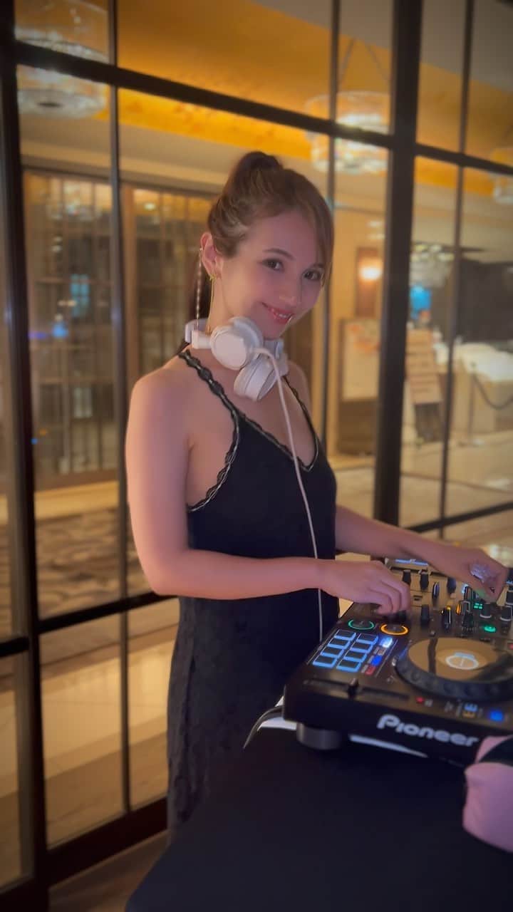 のインスタグラム：「今週は金土とインターコンチネンタル東京ベイでDJしてるよ🎧 入り口入ってすぐの場所🫶🏼  #dj #djing #dj動画 #intercontinentaltokyobay #インターコンチネンタル東京ベイ」
