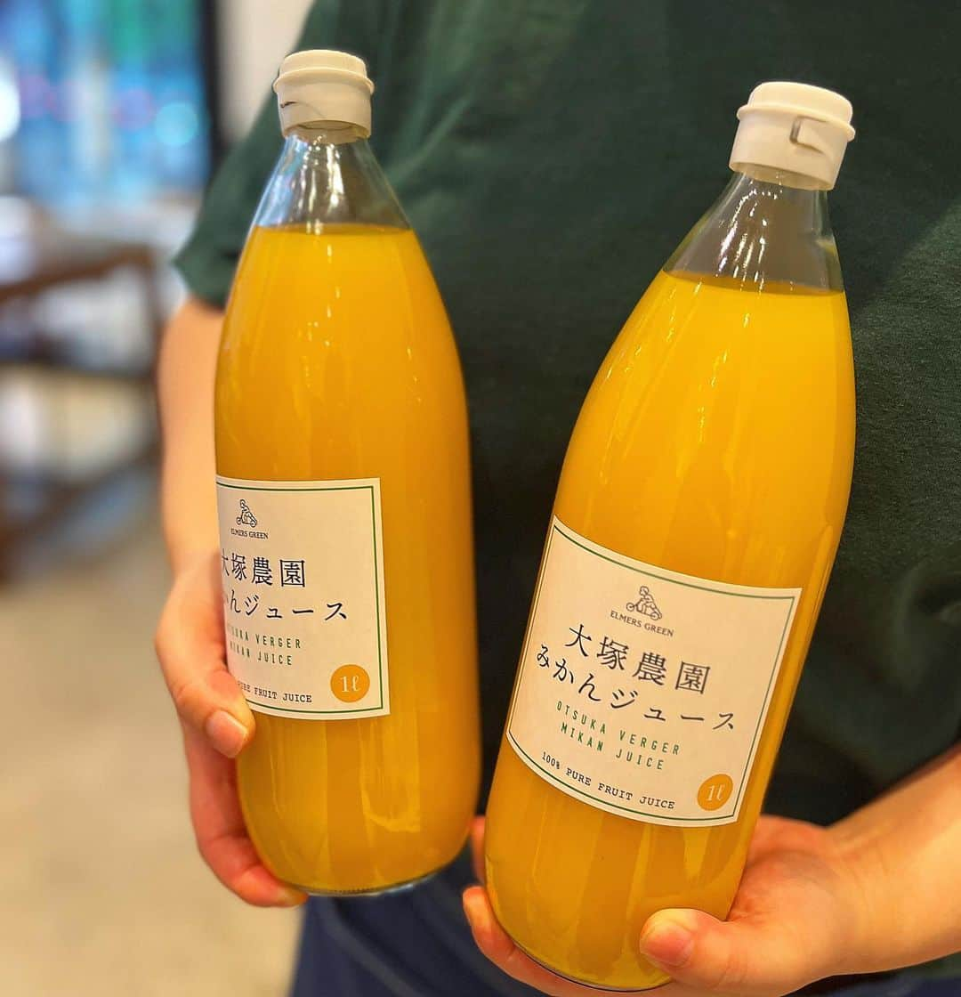 ELMERS GREENのインスタグラム：「今年も届きました🍊  愛媛県、大塚農園さんのみかんジュース。  『不知火』という品種を贅沢に100%使った、 とろりとした濃いみかんジュースです。  店内でもお飲み頂けますし、毎年贈り物にも人気です🎈  6月に入り、店内はスムーズにご案内しやすくなってます。 是非ゆっくりと過ごしにいらしてください☕︎」