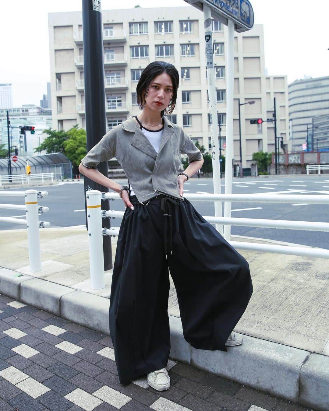 Fashionsnap.comさんのインスタグラム写真 - (Fashionsnap.comInstagram)「【特集】女性が着る東京メンズブランド  昨今のファッションシーンでは、性別関係なく「好きな服を着る」という価値観が浸透。メンズアイテムを着用する女性や、スカートを穿く男性も街中で見かける機会が増えてきました。今回は、東京のメンズブランドのアイテムをスタイリングに取り入れた女性を街中でスナップ。根強い人気を誇る「N.ハリウッド」をはじめ、「チルドレン オブ ザ ディスコーダンス」や「ティーエイチ プロダクツ」「ヨシオクボ」、気鋭ブランドの「イレニサ」まで、5ブランドのアイテムを着用した全14ルックをご紹介します。  記事全文は @fashionsnapcom プロフィールのリンクから🔗  @fashionsnap.store  @n_hoolywood @children_of_the_discordance @yoshiokubo_official @th.products @irenisa_official  #fstore #childrenofthediscordance #yoshiokubo #thproducts #irenisa #snap #スナップ #ストリートスナップ #トレンド #ドメスティックブランド」6月15日 18時09分 - fashionsnapcom