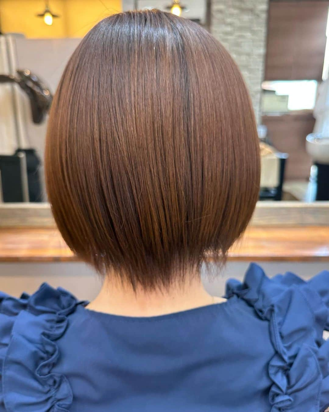 亀井京子（林京子）のインスタグラム：「先日　#ヘアアトリエエイティ　さんへ #ケラチントリートメント　に！  最近　続々と友人達がコチラのサロン気に入って通ってくれてるらしく　うれしいかぎり❤️ ↑ 勝手に布教活動。笑  さて　今日は大学生から　十数年ぶりにOG訪問をうけました🎤  会社やめて１５年😂  もはや就活話と言っても化石級な古さですが😂  アナウンサーを目指す大学生がとてもイキイキ頑張っていて  おばちゃんは応援したくなります😍  もはや、  娘➕５歳の年齢の学生さん  我が子みたいなもんだわ🤣🤣🤣  がんばれ🎤」