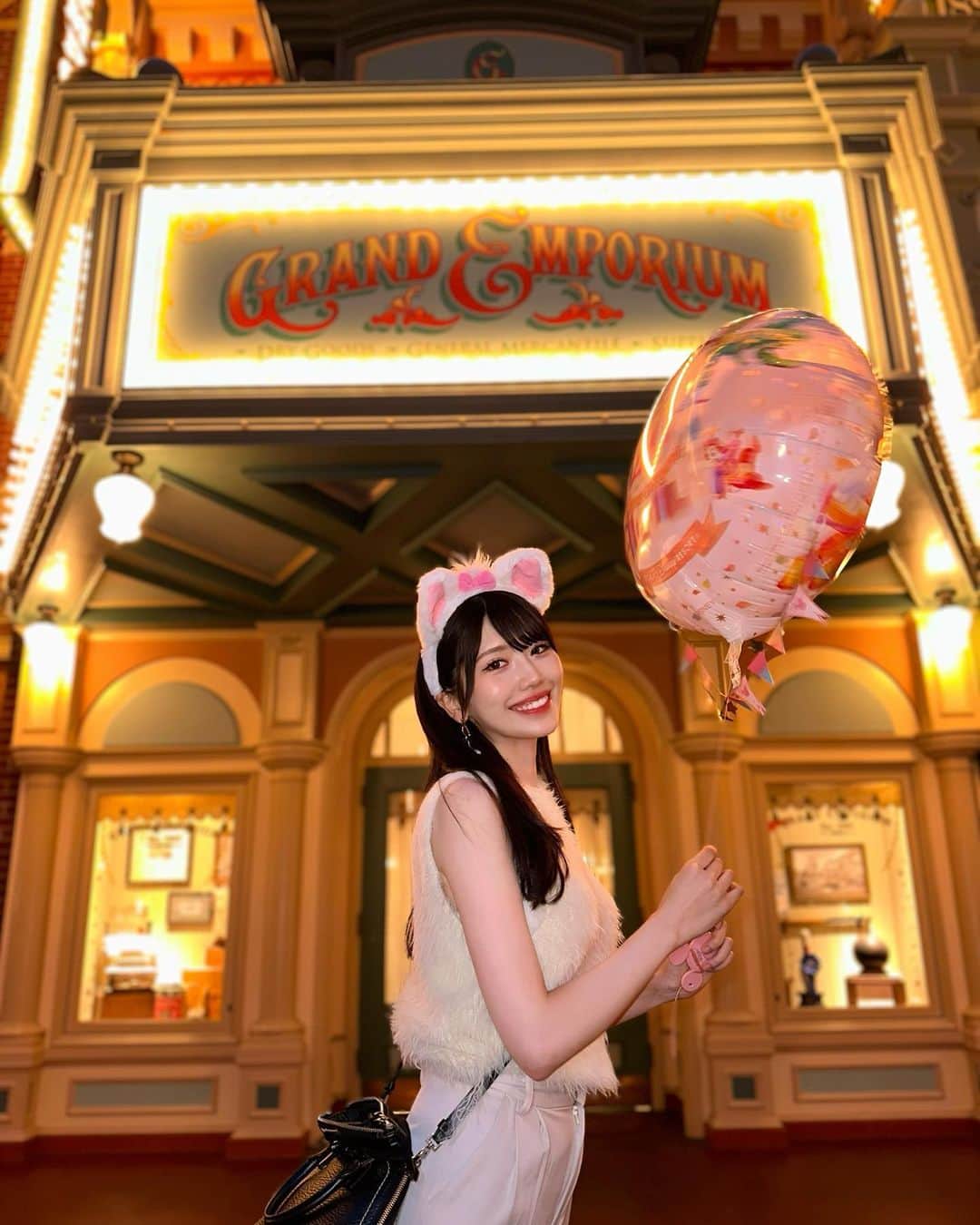 SHINTANITOUKOのインスタグラム：「🐭♥️  #ディズニーランド #ディズニー #disney #disneyland #夢の国 #カチューシャ #ディズニーコーデ #ホワイトコーデ #誕生日会 #マリーちゃん #猫耳 #風船 #高身長女子 #racequeen#レースクイーン#ノーマルカメラ」