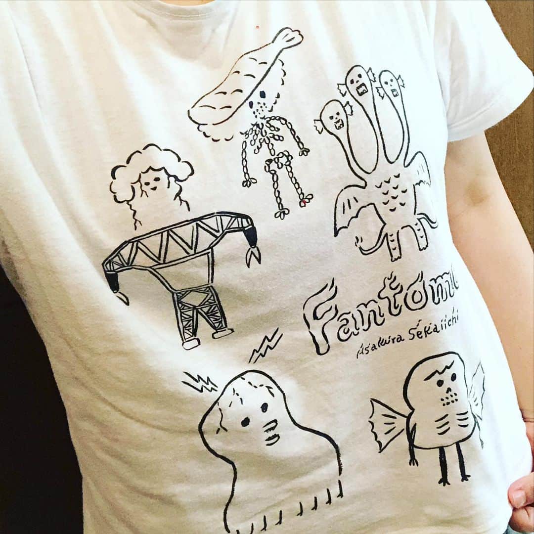 水谷さるころさんのインスタグラム写真 - (水谷さるころInstagram)「今朝、息子が登校するとき友達と合流地点まで送って行った。そしたら、みんなのTシャツの柄で誰が1番変わってるか選手権が行われており「マイルのママが1番」と言われて優勝してしまった。朝倉世界一先生のTシャツです…😂」6月15日 18時11分 - salucoro