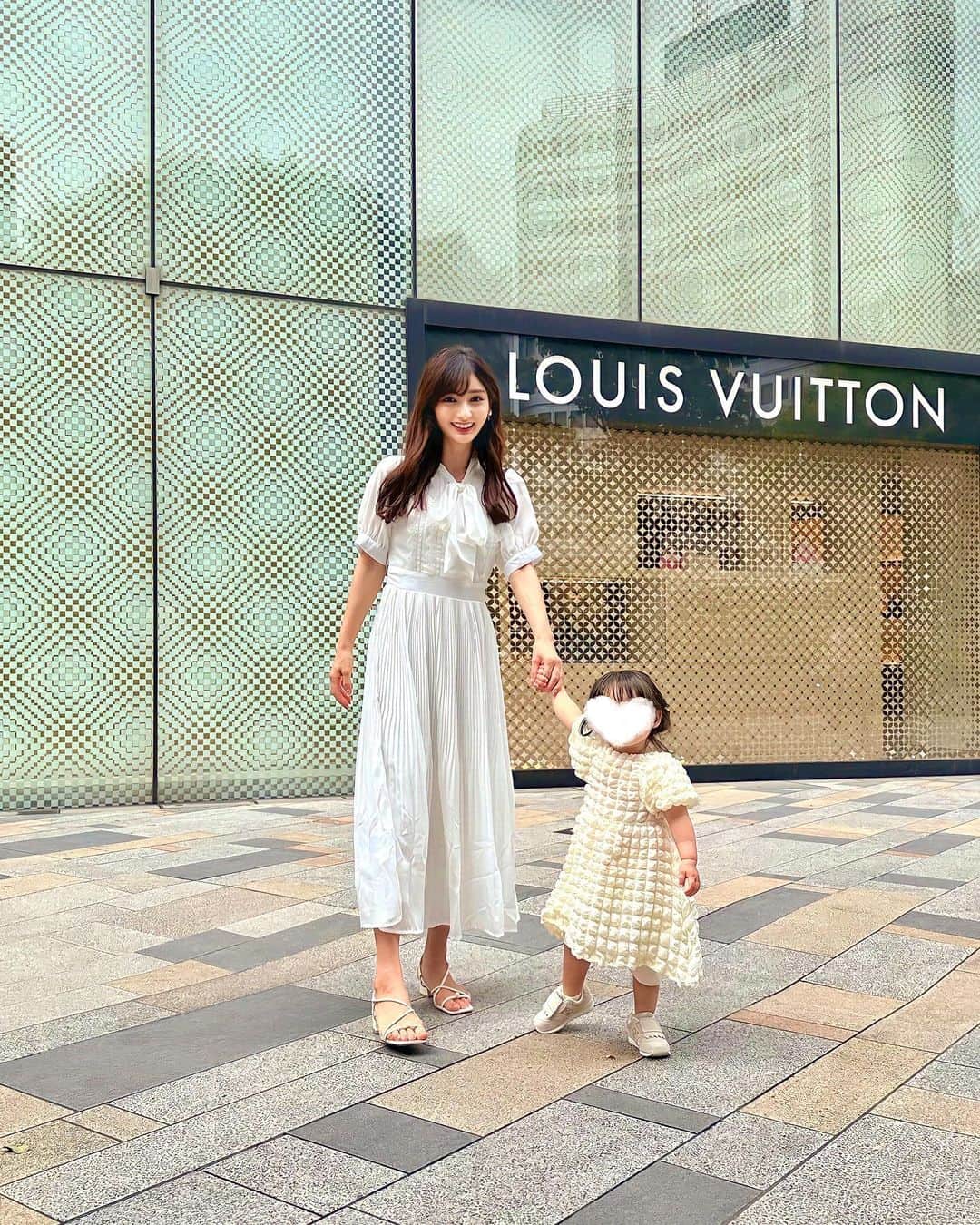 加藤瑠美のインスタグラム：「週末どちらかは家族でお出掛けの日🤍  先日息子がずっと行きたがっていた、東京駅にあるトミカショップへ行きました🚓🚌🚑 激混みを想像して向かったのですが、午前中だったからか想像していたよりも空いていて良かった🤣 トミカ組み立て工場では好きなパーツを選んで目の前で組み立ててもらって大満足❤️  娘もミッフィーのぬいぐるみをgetできたし、東京キャラクターストリートは子どもたちの夢が詰まってますね😮‍💨🪽  フルーツラブな子どもたちとのランチは、千疋屋でフルーツサンドセットを🍓 平日は2人とも頑張っているから楽しいお休みでした☺️  dress @tocco_closet #tocco  sandals @jillstuart.jp #jillstuart  #トミカ#トミカショップ#東京駅#子連れお出かけ#年子ママ#年子育児#年子兄妹」