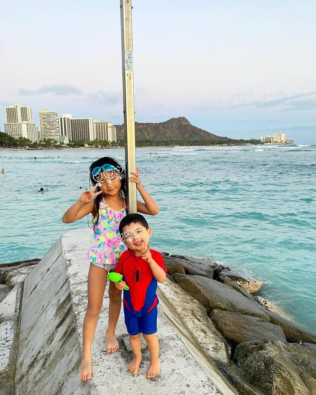 三好絵梨香のインスタグラム：「日差しが落ちついた 18:50からプールと海へ🏖  カニつかまえて❗️って言われて母は必死だった💦🫣」