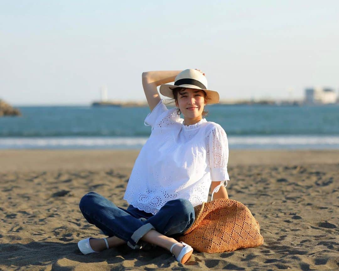 CLUÉLmagazineさんのインスタグラム写真 - (CLUÉLmagazineInstagram)「. LET’S SUMMER WHITE!! 一枚で上品見えする、夏の“白”。  時代やトレンドを問わず、やっぱり夏の白は最強。何度夏が訪れようとも、毎年欠かさず着たくなる、これぞ夏の定番カラー🌬️ 繊細なレースのブラウス、リネン素材の開襟シャツ、そして正統派なポロシャツ。もちろん白Tは毎日でも着たい！  white items 1枚目　ブラウス　#poloralphlauren 2枚目　ポロシャツ　#lacoste 3枚目　シャツ　#jamesmortimer  from vol.91 ・・・・・・・・・・・・・・・・・・・・・・・・・・・  #cluel #クルーエル #cluelmagazine #クルーエル女子 #fashion #ootd #ファッション好き #ファッション雑誌 #おしゃれ #グッドガール #夏コーデ #ラルフローレン #ラコステ #ジェームスモルティマー #シャツ #ブラウス #ポロシャツ #白コーデ #オールホワイト #デニム #denim #ボーイッシュ女子 #シンプルが好き  こちらのアカウントもフォローしてね！ @cluel_homme @navys_magazine」6月15日 18時22分 - cluelmagazine