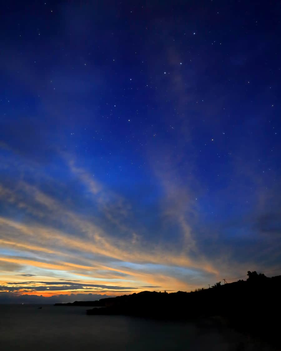 はるさーさんのインスタグラム写真 - (はるさーInstagram)「一昨日の爆焼け後のマジックアワーです。 夕焼けと北斗七星のコラボを撮ることができました。  宮古島での撮影を受け付けています。 詳細やご質問等はInstagramのDMでお気軽にお問い合わせください。 ストーリーのハイライトに各ツアーのサンプル画像を載せてあります。  ◆ガイド＆撮影コース 　宮古島ビギナーにおすすめ 　もちろんリピーターさんも歓迎 　10時30分～15時00分頃 　1名様　15,000円  ◆一緒に撮影コース 　写真撮影が好きな人におすすめ 　10時30分～15時00分頃 　1名様　15,000円  ◆星空撮影コース 　1晩1組様（新月前後は2組様）限定 　1組1時間半程度 　1名様　12,000円  #沖縄 #沖縄離島 #宮古島 #北斗七星 #夕焼け #星 #星空 #夕暮れ #マジックアワー #神秘的 #幻想的 #宮古島旅行 #癒しの風景 #おいでよ宮古島 #宮古島フォトツアー #宮古島観光 #宮古島カメラマン #ファインダー越しの私の世界 #写真撮影 #写真が好き #宮古島ガイド #宮古島ツアー #宮古島星空ツアー #星空フォトツアー #宮古島プライベート撮影 #宮古島星空フォトツアー」6月15日 18時15分 - harusa0222