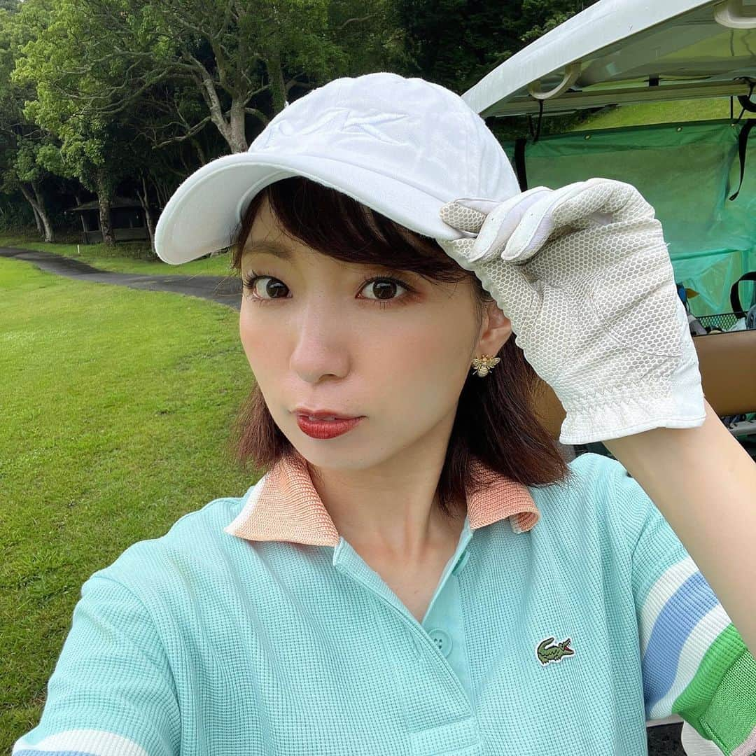 筧沙奈恵さんのインスタグラム写真 - (筧沙奈恵Instagram)「ゴルフ⛳️ ・ 夫婦でゴルフをしてきました！子供たちが生まれる前はスクールに行ったりコースを回ったりしていましたが、子供が生まれてからはなかなか行けておらず、コースを回ったのも4年ぶりくらい🫢 ・ ウェアは、夫婦でラコステにて新調しました😌私が得意なイエベカラー＆素材はワッフル調で顔タイプ曲線の私向き！カラフルで華やかなので、顔タイプアクティブキュート的にも◎です👍 ・ 肝心のスコアはあまり良くありませんでしたが（😭）これからまた定期的にコースを回ってもっと上手くなりたいな✨ ・ 何より、自然の中で体を動かすことができて気持ちよかった🍀 ・ #ゴルフ　#ゴルフ女子 #ゴルフウェア #ゴルフコーデ  #ゴルフ場　#ゴルフファッション #ゴルフ女子コーデ　#リンクコーデ　#夫婦リンク　#夫婦コーデ　#夫婦　#ラコステ　#lacoste #ラコステゴルフ #ラコステポロシャツ #ラコステゴルフコーデ　#ラコステコーデ」6月15日 18時15分 - sanaekakei