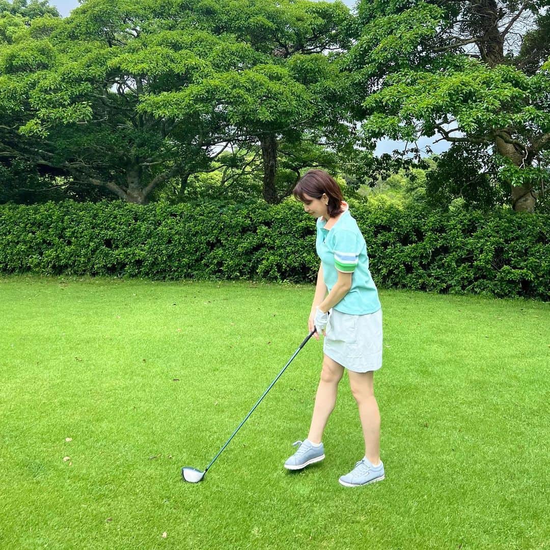 筧沙奈恵さんのインスタグラム写真 - (筧沙奈恵Instagram)「ゴルフ⛳️ ・ 夫婦でゴルフをしてきました！子供たちが生まれる前はスクールに行ったりコースを回ったりしていましたが、子供が生まれてからはなかなか行けておらず、コースを回ったのも4年ぶりくらい🫢 ・ ウェアは、夫婦でラコステにて新調しました😌私が得意なイエベカラー＆素材はワッフル調で顔タイプ曲線の私向き！カラフルで華やかなので、顔タイプアクティブキュート的にも◎です👍 ・ 肝心のスコアはあまり良くありませんでしたが（😭）これからまた定期的にコースを回ってもっと上手くなりたいな✨ ・ 何より、自然の中で体を動かすことができて気持ちよかった🍀 ・ #ゴルフ　#ゴルフ女子 #ゴルフウェア #ゴルフコーデ  #ゴルフ場　#ゴルフファッション #ゴルフ女子コーデ　#リンクコーデ　#夫婦リンク　#夫婦コーデ　#夫婦　#ラコステ　#lacoste #ラコステゴルフ #ラコステポロシャツ #ラコステゴルフコーデ　#ラコステコーデ」6月15日 18時15分 - sanaekakei