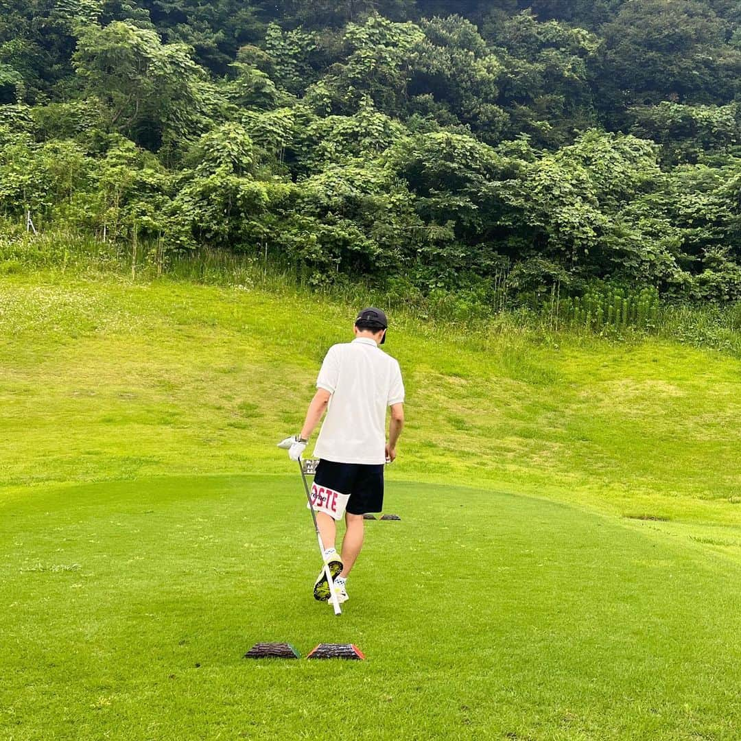 筧沙奈恵さんのインスタグラム写真 - (筧沙奈恵Instagram)「ゴルフ⛳️ ・ 夫婦でゴルフをしてきました！子供たちが生まれる前はスクールに行ったりコースを回ったりしていましたが、子供が生まれてからはなかなか行けておらず、コースを回ったのも4年ぶりくらい🫢 ・ ウェアは、夫婦でラコステにて新調しました😌私が得意なイエベカラー＆素材はワッフル調で顔タイプ曲線の私向き！カラフルで華やかなので、顔タイプアクティブキュート的にも◎です👍 ・ 肝心のスコアはあまり良くありませんでしたが（😭）これからまた定期的にコースを回ってもっと上手くなりたいな✨ ・ 何より、自然の中で体を動かすことができて気持ちよかった🍀 ・ #ゴルフ　#ゴルフ女子 #ゴルフウェア #ゴルフコーデ  #ゴルフ場　#ゴルフファッション #ゴルフ女子コーデ　#リンクコーデ　#夫婦リンク　#夫婦コーデ　#夫婦　#ラコステ　#lacoste #ラコステゴルフ #ラコステポロシャツ #ラコステゴルフコーデ　#ラコステコーデ」6月15日 18時15分 - sanaekakei