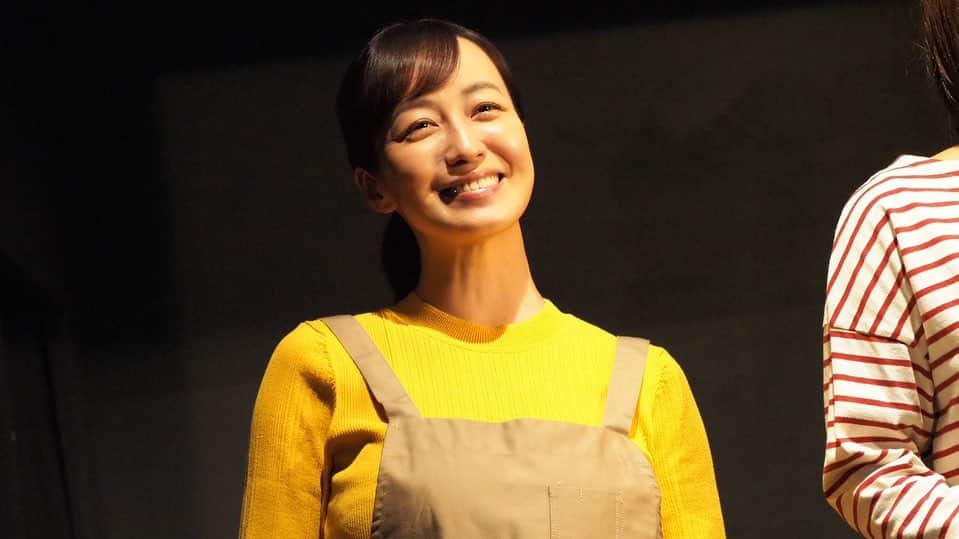 のインスタグラム：「#更地祭 #更地SAKURAⅦ 振り返り③  「中坊ですよ」 今回やらせていただいたネタの中で、実は一番苦戦したネタでした。 常にお客様の方を見て、ゆかちゃんと二人で進行していくのですが 後方の中学生たちの動きはもちろん見えません。 間合いやセリフの音など、細かく大森さんに演出していただきました。これこそ、更地ならでは、なのです。難しい！からこそ、愉しい。  私のデモの暗転ハケもそうでしたが、ゆかちゃんと暗転板付き＆ハケもいつも手を繋ぎそこでパワーをもらえたし送りました。普段から仲良しで、今回念願の初共演のゆかちゃんと息を合わせて頑張ったネタでした。ゆかちゃんありがとう！  つづく」