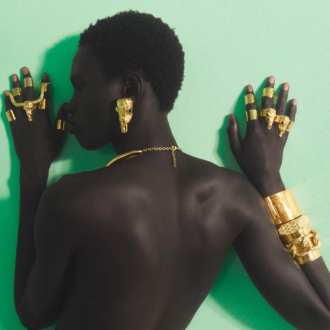 オリヴィエ・ルスタンのインスタグラム：「Vida es Arte ❤️‍🔥 Balmain Fashion jewelry with @maamuor  Shot by me」