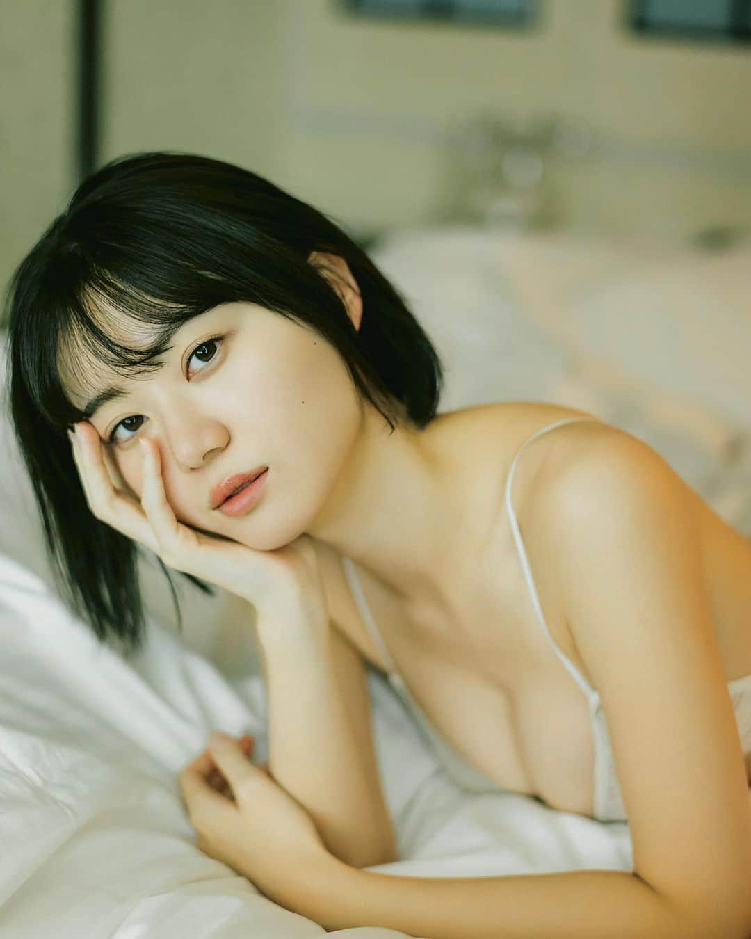 いけちゃんのインスタグラム：「30歳までにはグラビアもう辞めてる予定なので、 今のうちに推してくれ〜〜  YouTubeも見てね🤍🫧 旅とかグルメ系だけど🍻」