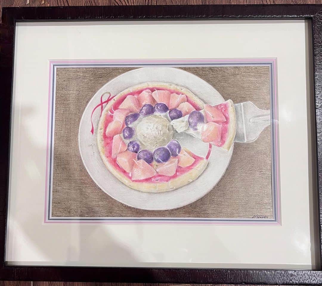 久保田裕之さんのインスタグラム写真 - (久保田裕之Instagram)「山梨甲府にあるカフェ @cafe_terroir さんから絵のオーダーを頂きました😊 今回、色鉛筆で描いてほしいものは…カフェのメニュー中で人気のブドウと桃のデザートピザ🍕  カフェの雰囲気を知りピザを食べてみないと絵は描けない…と甲府まで行き、時間を見つけては描いてきました😊 その作品をついに先日納品✨  オーナー飯島さんのご好意で除幕式と少人数のトークショー(急遽で)をやらせて頂きました！  こちらのカフェで僕の絵が見られるので、甲府に行った際は是非行ってみて下さい😊 そしてブドウと桃のピザを食べてみて下さい(期間限定ですね) 僕は因みに美味し過ぎて1人で一枚ペロリと食べちゃいました😆  #色鉛筆#色鉛筆アート#モデル#久保田裕之色鉛筆#プレバト色鉛筆#プレバト#アート活動#も#していきましょう #ブドウと桃のピザ#甲州夢小路」6月15日 18時20分 - hiroyuki_kubota_