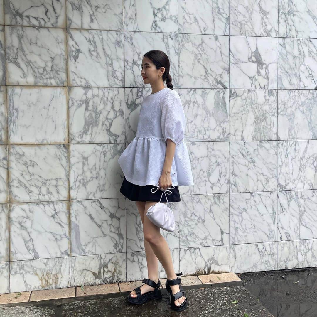 小嶋梨奈のインスタグラム：「ぽこぽこでエアリーなジャカードと立体感のあるフォルムに惚れぼれしてしまう。 @unitedarrows_official  161cmの私は丈も欲しくてMサイズに。 腰周りや肘をしっかりカバー出来て良い感じ〜 フレアのショートパンツにもベージュのデニムにも 華やかで着映えするトップスだけど 思ってたより幅広いボトムに馴染んでくれるからシーンごとに楽しめるのも嬉しい。 ふわっと軽くて締めつけもなく肌触り良きなのです◎ そして凝った素材だけど手洗いでお手入れ可能👏 綺麗めのスラックス合わせてディナーとかも素敵だろうなー♡  UNITED ARROWS（ユナイテッドアローズ） 商品名：AIRY ジャカード 5SL ペプラム ブラウス 価格：￥22,000 オンラインストアにて受付中のアイテムです〜！  #UnitedArrows #UnitedArrowswomen #pr #ユナイテッドアローズ #通勤コーデ #きれいめコーデ #ブラウスコーデ #ホワイトコーデ #シンプルコーデ #30代ファッション」