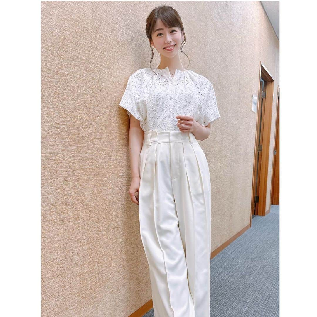 伊藤京子のインスタグラム：「. 連日中継でした🎤 昨日の衣装はオールホワイト🤍 ジメジメしているので気分だけでも爽やかにしてみました🥰   そして今日は初めての現場へ。 ナレーションのお仕事でした✨ どんな出来上がりになるか、ドキドキ楽しみです💕☺️ . . .」