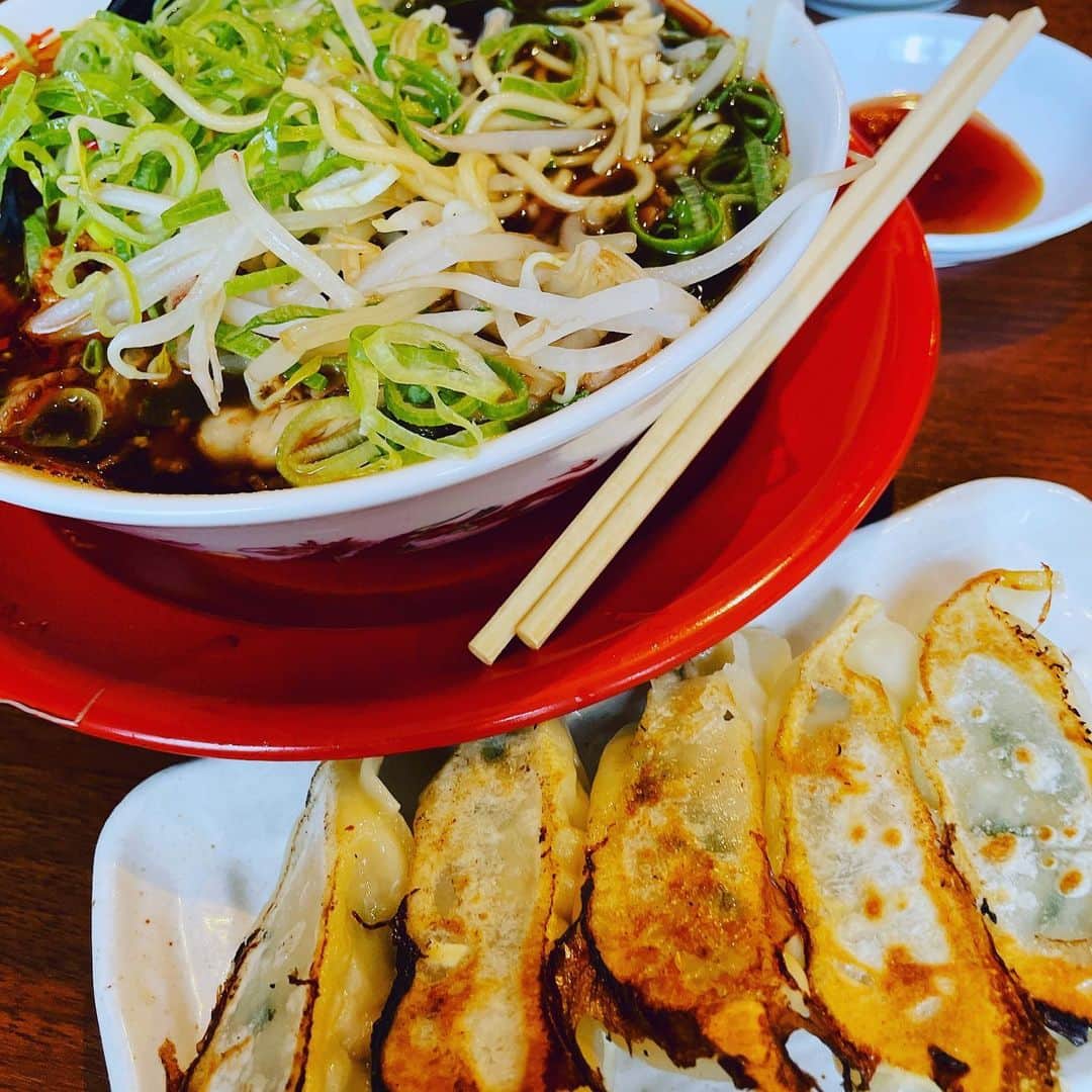 向清太朗さんのインスタグラム写真 - (向清太朗Instagram)「餃餃餃〜！ 新福菜館って美味しいラーメン屋知ってるかい？そこの餃子も美味しいに決まってるだろ！ 濃いめのスープに合うようなしっかりした青じそ餃子が最高！ 浜松町に行ったら是非食べて欲しい餃〜！  #餃子 #青じそ餃子 #新福菜館 #餃子君 #ネギと青じそ最高の組み合わせ #野菜って美味いよね #野菜さん #野菜さんとは何だ #餃子君が認識されてないんだからスピンオフすな #そもそもスピンオフでもないやん #ただのオフ #スピンアホ #川島ねごと #天津向 #餃餃餃」6月15日 18時25分 - tensinmukai