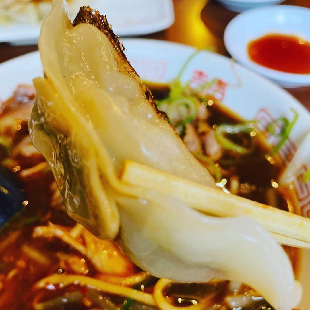 向清太朗さんのインスタグラム写真 - (向清太朗Instagram)「餃餃餃〜！ 新福菜館って美味しいラーメン屋知ってるかい？そこの餃子も美味しいに決まってるだろ！ 濃いめのスープに合うようなしっかりした青じそ餃子が最高！ 浜松町に行ったら是非食べて欲しい餃〜！  #餃子 #青じそ餃子 #新福菜館 #餃子君 #ネギと青じそ最高の組み合わせ #野菜って美味いよね #野菜さん #野菜さんとは何だ #餃子君が認識されてないんだからスピンオフすな #そもそもスピンオフでもないやん #ただのオフ #スピンアホ #川島ねごと #天津向 #餃餃餃」6月15日 18時25分 - tensinmukai