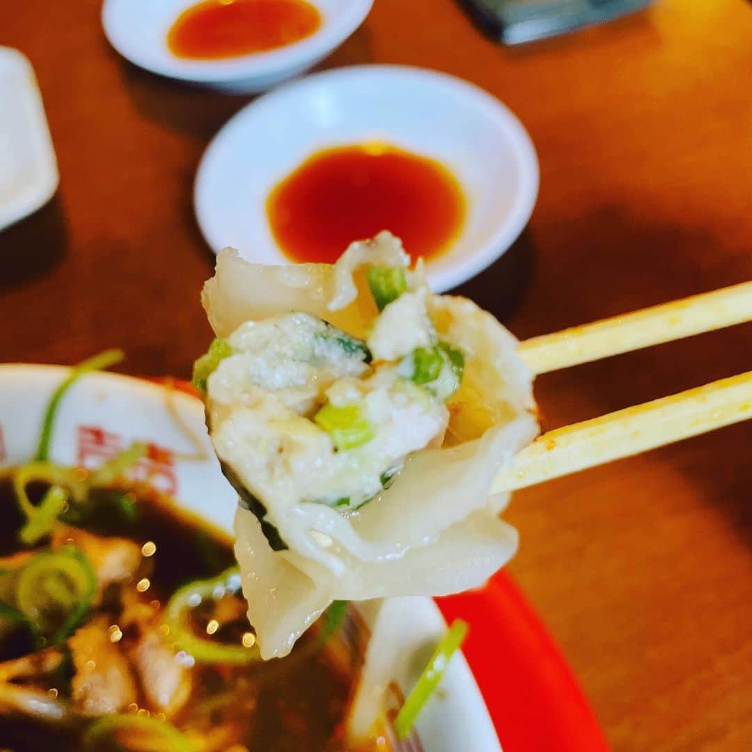 向清太朗さんのインスタグラム写真 - (向清太朗Instagram)「餃餃餃〜！ 新福菜館って美味しいラーメン屋知ってるかい？そこの餃子も美味しいに決まってるだろ！ 濃いめのスープに合うようなしっかりした青じそ餃子が最高！ 浜松町に行ったら是非食べて欲しい餃〜！  #餃子 #青じそ餃子 #新福菜館 #餃子君 #ネギと青じそ最高の組み合わせ #野菜って美味いよね #野菜さん #野菜さんとは何だ #餃子君が認識されてないんだからスピンオフすな #そもそもスピンオフでもないやん #ただのオフ #スピンアホ #川島ねごと #天津向 #餃餃餃」6月15日 18時25分 - tensinmukai