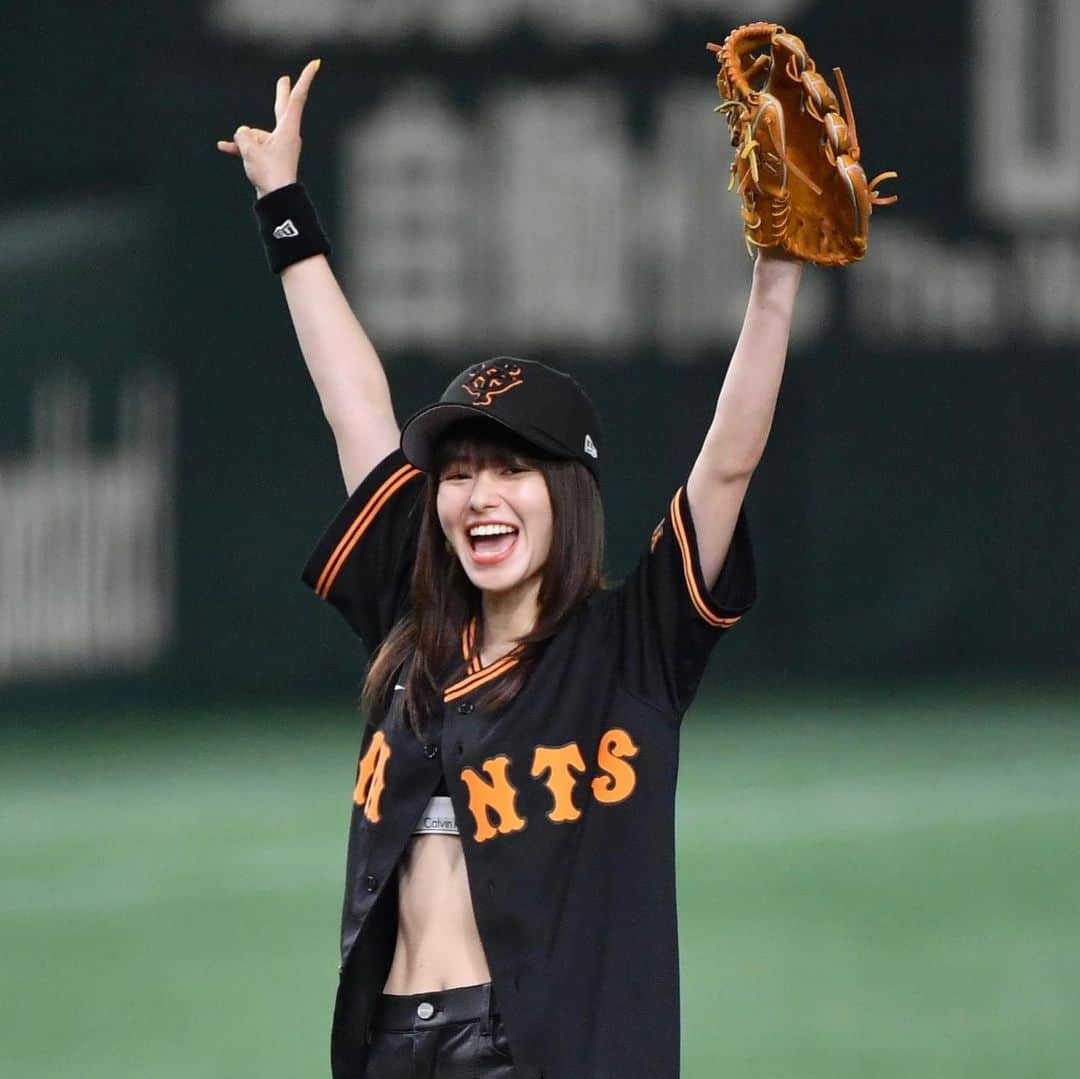 ベースボール専門メディア「Full-Count」のインスタグラム：「東京ドームの始球式に、女優の山本舞香さんが登場‼  “黒ユニ”を着こなし、スタンドに手を振りながら笑顔でマウンドへ🌟🌟  豪快に足を上げたフォームから見事なストライク投球を披露しました⚾️  スタンドだけではなく両ベンチからも大きな拍手が👏👏  Photo by Yasushi Kobayashi  #giants #山本舞香 #NEWERADAY2023」