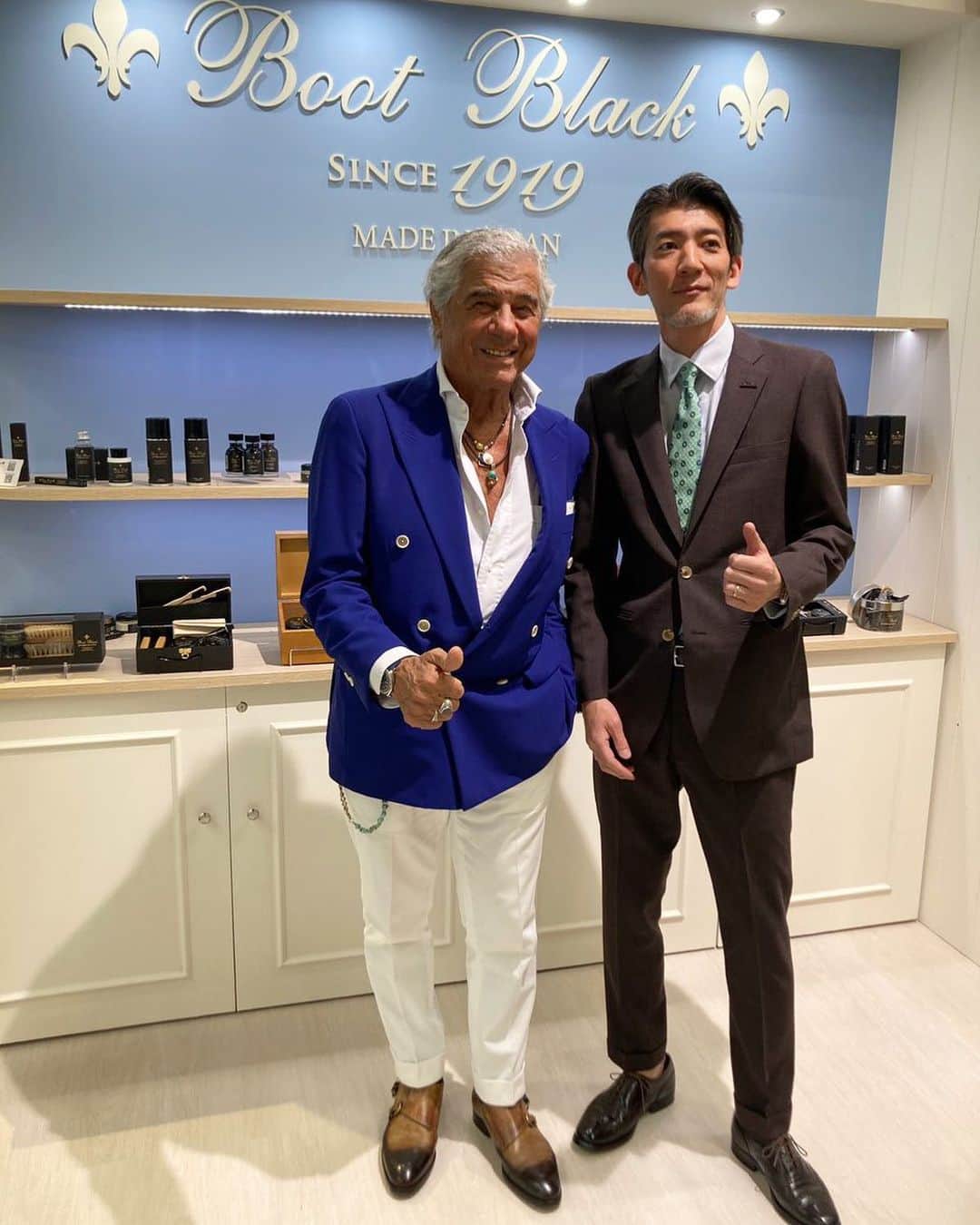 bootblack_officialさんのインスタグラム写真 - (bootblack_officialInstagram)「Yesterday, Maestro Narita with @linoieluzziofficial 🇮🇹  #bootblackshoeshine#bootblackshoecare#highshine#shoecare#shoeshine#shoepolish#shoegazing#shoestagram#leathershoes#madeinjapan#classicshoes#dressshoes#shoegram#paraboot#mirrorshine#shoeaddiction#shoeaddict#exhibition#pitti#pittiuomo#pittiimagine#italy#firenze#japan#tokyo#maestro」6月15日 18時34分 - bootblack_official