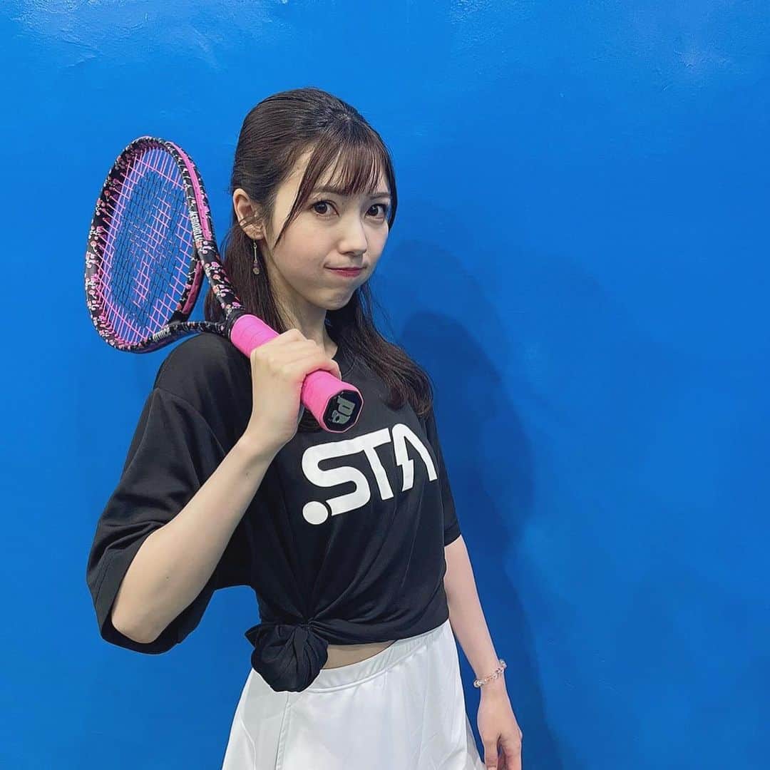 川又智菜美のインスタグラム：「スタテニ早慶OB戦（？） 配信開始されてます🫶 ⁡ 先程2本目もアップされました✨ ⁡ 大学団体戦無双の早稲田サイド… でも私たちだって負けてません！！ （私は戦わないけど😂） ということで… 私はMC &慶應側の応援隊長させてもらってます📣 ⁡ 団体戦の応援ってなんでこんなに楽しいんだろう？🥰 目の前で繰り広げられるハイレベルな戦いに 終始大興奮でした！！！！！ ⁡ ぜひご覧ください〜！！ ⁡ にしてもハイドロゲンの派手派手ラケットかわゆし☺️💓 ⁡ #テニス #テニス女子 #tennis」