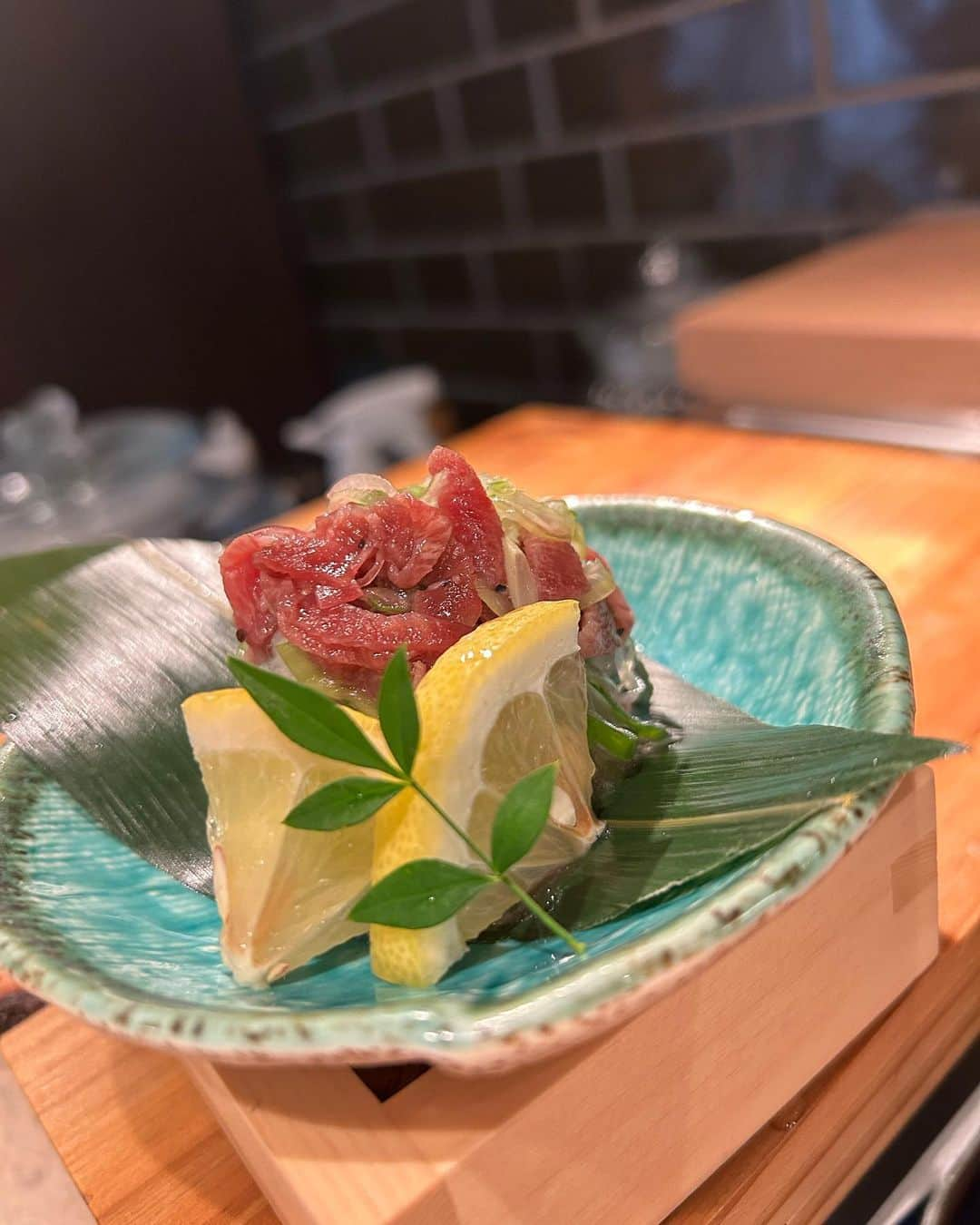 DJ MIYAさんのインスタグラム写真 - (DJ MIYAInstagram)「やっほ🌺昨日の那覇でのdinnerだよ♡  沖縄初の囲炉裏（いろり）カウンターで炉端焼が楽しめる　　　『いろりや 炉場人』@iroriya_robert （いろりやろばーと）さんでDinnerしました🩷  県庁前駅からもすぐで国際通りもすぐそこの立地☆ 福岡や大分県の囲炉裏の炉端などを実際に見に行ったりと熱意が伝わってくるお店！  【牛サーロインすき焼きの牛肉極みコース】飲み放題込みで6000円☆  お酒の種類もものすごくて良き♡いいお酒がずらーっと並んであります  ◉季節の生野菜  わー！いきなり沖縄県で採れたばかりのヤングコーンとトマト♡すごいあまーい🎵   ◉牛タン塩タタキ ごま油でほどよく味付けされてこりこりの食感とねぎがいい感じですでにほろ酔い🎵   ◉赤ワインをネブリナ・カベルネ🩷  なんて飲みやすいのでしょうか 焼き物との相性いいかんじ   ◉鶏　野菜焼き盛り合わせ 　　鶏3品　野菜3品  糸満市の白茄子やしいたけ、ズッキーニも燻された感じがたまらない🎵 鶏肉も沖縄で育てられたもの☆  ズッキーニは生七味がおすすめとのことで付けてみました！野菜の良さを最大限に生かした焼き加減はお見事ですぅ❤️  もも肉は柚子胡椒がほんとぴったり🎵目の前で焼いてくれるとても美味しいですう。    ◉炊き立て土鍋白米  つやっつやの炊き立てのお米の粒はふっくら☆   ◉黒毛和牛A5サーロインすき焼き  おどろくほどにピンクで美しいサーロイン 目の前の囲炉裏でほぼ一瞬あぶってくれた感じ🎵全然レアでもいける上質なお肉を卵の黄身にくぐらせてみた、口福感はんぱなーい！！  ◉徳島すだち酎ハイ を飲んでみたよ☆  ほんのり香るすだちが爽やかで心地よい飲みやすさ！   ◉牛芯タン炙り焼き びっくりー。柔らかくてねぎなどと一緒にいただきました〜   ◉柚子ソルベ ゆずの果実感がいい感じのフルーティーなシャーベット🎵  カウンター席で囲炉裏を目の前で見られるのも貴重な体験だしいい香りでとても美味しかった☆  接客がすごくいい感じでつい長居してしまいそうな感じでした^ - ^  ありがとうございました☆  定休日:毎週日曜日  Access: 沖縄県那覇市久茂地3-9-12  #いろりや炉場人 #沖縄グルメ #国際通り #国際通りグルメ #那覇グルメ #炉端焼き #沖縄ディナー #沖縄居酒屋 #囲炉裏 #Japantravel #okinawatravel #久茂地 #那覇ディナー #沖縄旅行 #沖縄旅行記 #沖縄好き #グルメ #グルメ女子 #沖縄グルメ巡り #インフルエンサー #インスタグラマー #グルメインスタグラマー #グルメインフルエンサー #グルメスタグラマー #沖縄おすすめ」6月15日 18時38分 - dj_miya