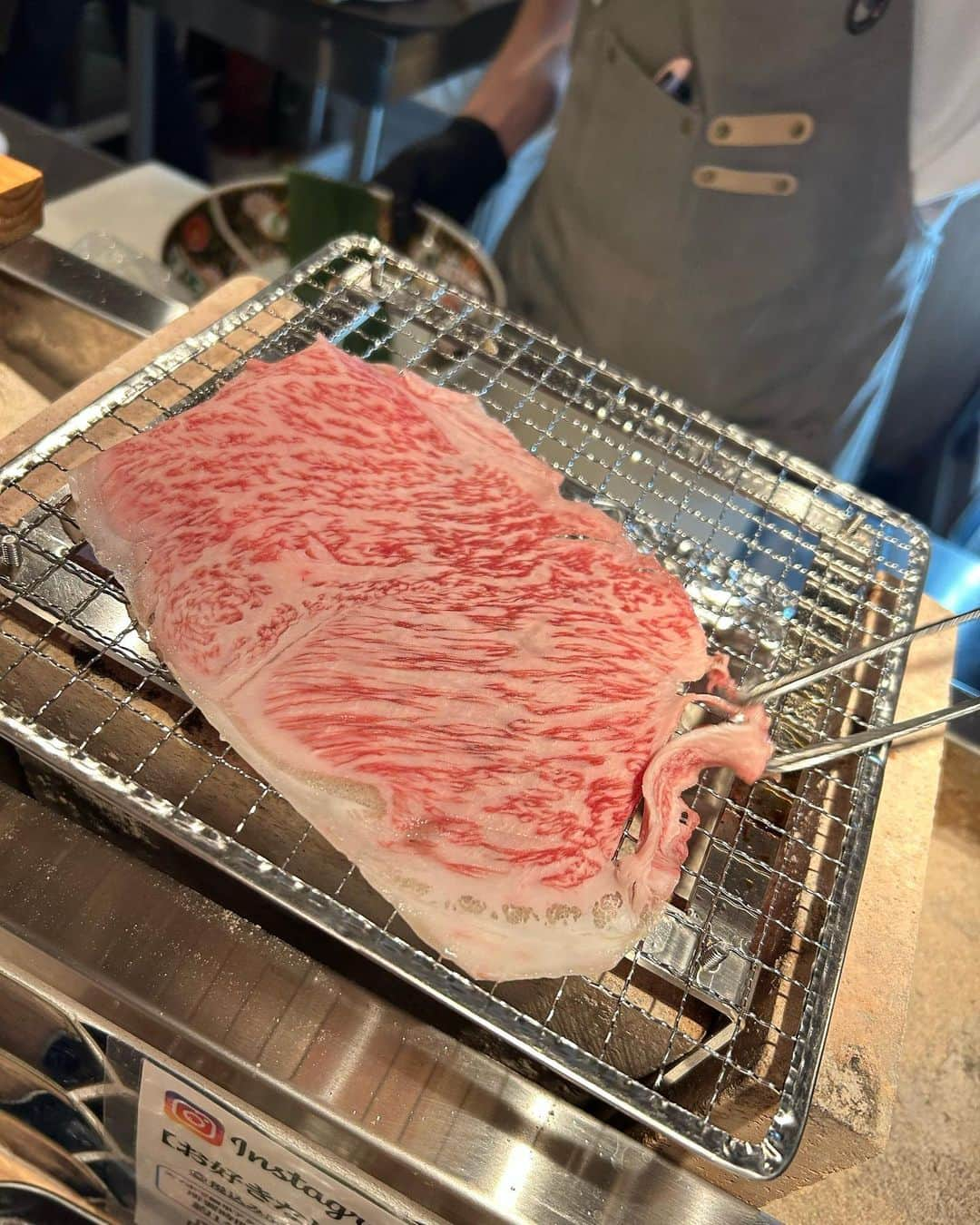 DJ MIYAさんのインスタグラム写真 - (DJ MIYAInstagram)「やっほ🌺昨日の那覇でのdinnerだよ♡  沖縄初の囲炉裏（いろり）カウンターで炉端焼が楽しめる　　　『いろりや 炉場人』@iroriya_robert （いろりやろばーと）さんでDinnerしました🩷  県庁前駅からもすぐで国際通りもすぐそこの立地☆ 福岡や大分県の囲炉裏の炉端などを実際に見に行ったりと熱意が伝わってくるお店！  【牛サーロインすき焼きの牛肉極みコース】飲み放題込みで6000円☆  お酒の種類もものすごくて良き♡いいお酒がずらーっと並んであります  ◉季節の生野菜  わー！いきなり沖縄県で採れたばかりのヤングコーンとトマト♡すごいあまーい🎵   ◉牛タン塩タタキ ごま油でほどよく味付けされてこりこりの食感とねぎがいい感じですでにほろ酔い🎵   ◉赤ワインをネブリナ・カベルネ🩷  なんて飲みやすいのでしょうか 焼き物との相性いいかんじ   ◉鶏　野菜焼き盛り合わせ 　　鶏3品　野菜3品  糸満市の白茄子やしいたけ、ズッキーニも燻された感じがたまらない🎵 鶏肉も沖縄で育てられたもの☆  ズッキーニは生七味がおすすめとのことで付けてみました！野菜の良さを最大限に生かした焼き加減はお見事ですぅ❤️  もも肉は柚子胡椒がほんとぴったり🎵目の前で焼いてくれるとても美味しいですう。    ◉炊き立て土鍋白米  つやっつやの炊き立てのお米の粒はふっくら☆   ◉黒毛和牛A5サーロインすき焼き  おどろくほどにピンクで美しいサーロイン 目の前の囲炉裏でほぼ一瞬あぶってくれた感じ🎵全然レアでもいける上質なお肉を卵の黄身にくぐらせてみた、口福感はんぱなーい！！  ◉徳島すだち酎ハイ を飲んでみたよ☆  ほんのり香るすだちが爽やかで心地よい飲みやすさ！   ◉牛芯タン炙り焼き びっくりー。柔らかくてねぎなどと一緒にいただきました〜   ◉柚子ソルベ ゆずの果実感がいい感じのフルーティーなシャーベット🎵  カウンター席で囲炉裏を目の前で見られるのも貴重な体験だしいい香りでとても美味しかった☆  接客がすごくいい感じでつい長居してしまいそうな感じでした^ - ^  ありがとうございました☆  定休日:毎週日曜日  Access: 沖縄県那覇市久茂地3-9-12  #いろりや炉場人 #沖縄グルメ #国際通り #国際通りグルメ #那覇グルメ #炉端焼き #沖縄ディナー #沖縄居酒屋 #囲炉裏 #Japantravel #okinawatravel #久茂地 #那覇ディナー #沖縄旅行 #沖縄旅行記 #沖縄好き #グルメ #グルメ女子 #沖縄グルメ巡り #インフルエンサー #インスタグラマー #グルメインスタグラマー #グルメインフルエンサー #グルメスタグラマー #沖縄おすすめ」6月15日 18時38分 - dj_miya