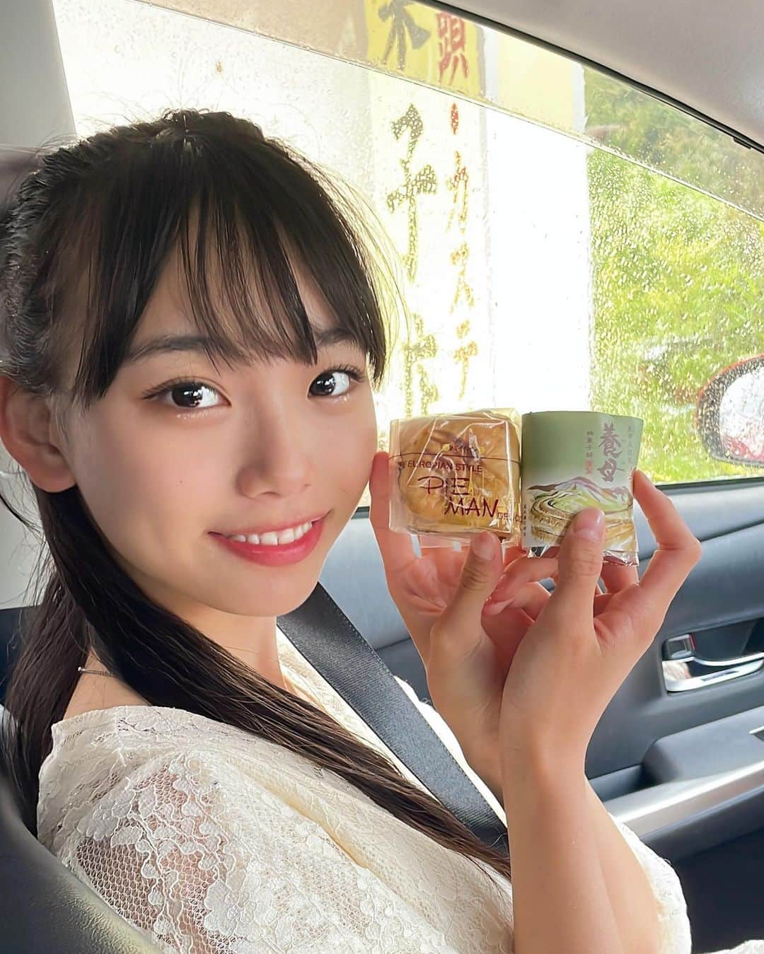 松本麗世さんのインスタグラム写真 - (松本麗世Instagram)「楠菓子店 創立66年！ 昭和感満載の素敵なお店𓂃🌿𓈒𓏸 ♡ ♡ ♡ 養母まんじゅうは、 あんの中に栗がまるまる一個入っててめっちゃ美味しかった〜！ ♡ ♡ 芋パイはパイ生地の中に芋あんが入っててちょーおいしい！！ ♡ ぺろっと食べました〜！！ ♡ ♡  #松本麗世 #matsumotoreiyo #モデル #ファッション #高校生 #ハーフアップ #レースカーディガン #和菓子 #楠菓子店  #東市来 #養母まんじゅう  #いもパイ #鹿児島 #お出かけ」6月15日 18時38分 - reiyo.matsumoto