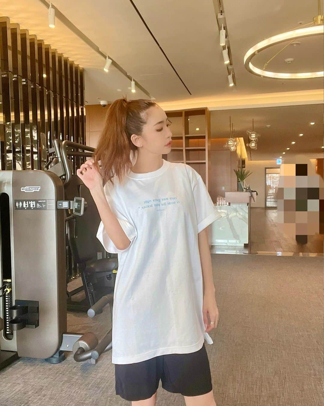 杉山佳那恵さんのインスタグラム写真 - (杉山佳那恵Instagram)「韓国のホテルで夫に連れられ  @yunkoro519 ブランド @iral_official の可愛いすぎる おそろTシャツを着てジムへ💕  サイズもゆったり着られて 楽すぎてジムもカジノも IRAL Tシャツでした🤑✌️✨✨✨  筋トレして痛いを連呼してる ポンコツ動画を残しておきます。笑  #IRAL#ジムウェア#Tシャツ#おしゃれ#可愛い#ジム#筋トレ#無理」6月15日 18時38分 - kanaxxy_0421