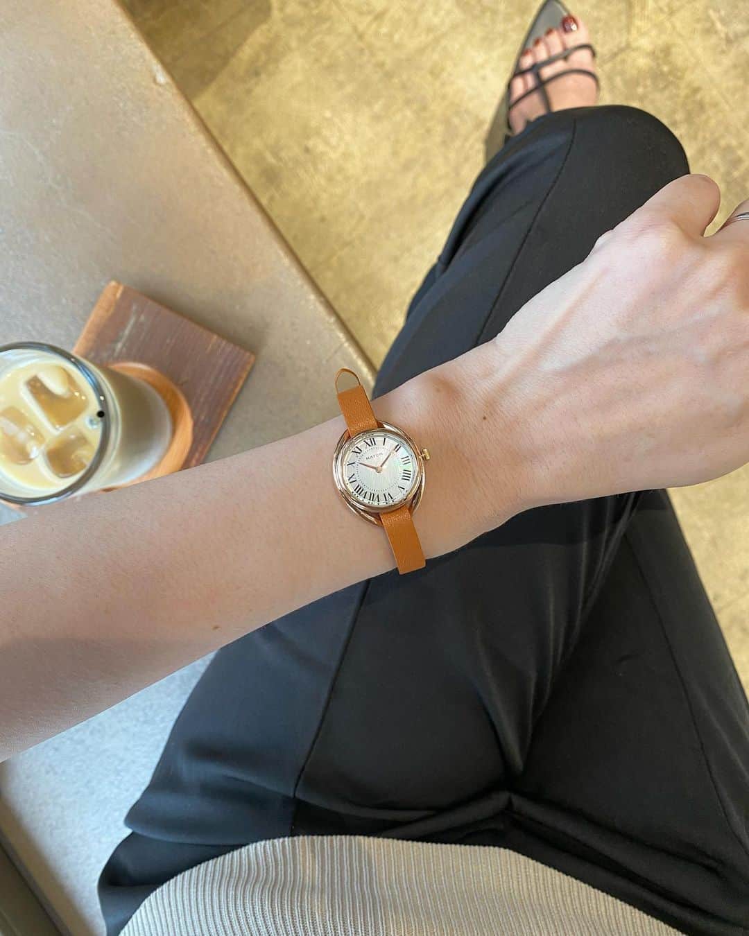 haruru0724さんのインスタグラム写真 - (haruru0724Instagram)「. MATOWの腕時計⌚️ @matow_jp @hms_watchstore  ピンクゴールドにキャメルのベルトが可愛い😍💕 デザインもオシャレで素敵だよね🥰 やっぱり小ぶりの腕時計は女性らしくて好き🤍 . . . #matow #マトウ #腕時計 #腕時計コーデ  #手元コーデ #手元倶楽部 #手元くら部  #自分へのご褒美 #自分へのプレゼント  #ママコーデ #ママファッション #大人カジュアル #キレイめカジュアル #プチプラコーデ #韓国ファッション #mamagirl #locari #partegram #モノトーンコーデ #白黒コーデ #ドットトップス #上品コーデ  #錦糸町カフェ #錦糸町カフェ巡り  #私立珈琲小学校 #カフェ巡り  #coffeeelementaryschool  #haruru0724_watch」6月15日 18時39分 - haruru0724