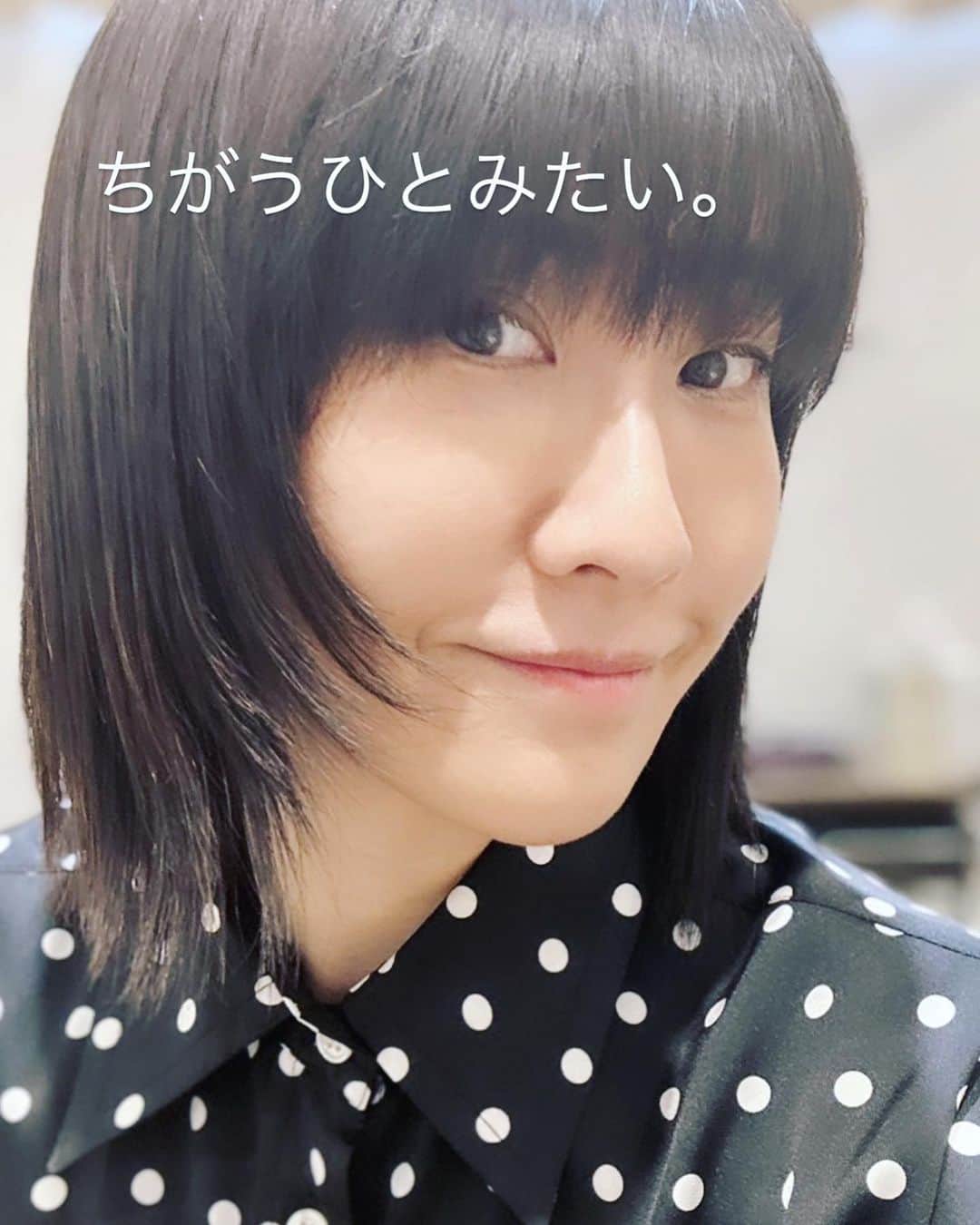風間ゆみえのインスタグラム：「ちがうひとになりたい。  たまにはね、ちょっと自分に飽きることもあったりするし、ちがうひとみたいになるの楽しいと思うんです☺️。  明日の撮影はメイクさんに変身したいと言ってみようかな、笑  前髪セルフで今切ってるから、こうやって真っ直ぐになると前髪ギザギザ気味ね！笑  トリートメント　 @resalon.co.jp」