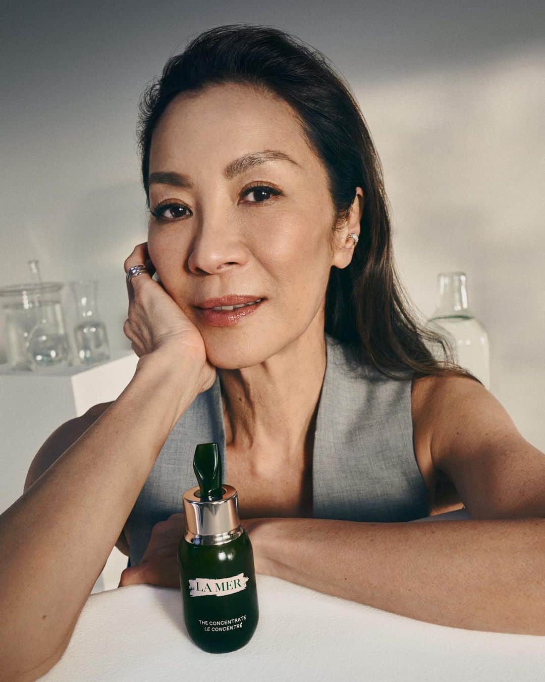 ドゥラメールのインスタグラム：「Make the present be your prime. @michelleyeoh_official, a boundary-breaking leading lady, does so while wearing The Concentrate, our barrier-building reparative serum that brings a healthy new look to life.   #LaMer #LaMerSkincare #LaMerConcentrate」