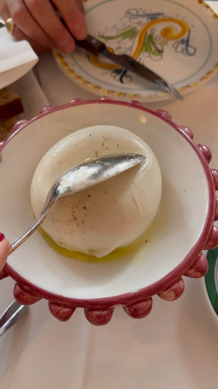 ケイト・ハドソンのインスタグラム：「Oh it’s summertime! 🧀 🇮🇹☀️ #foodie」