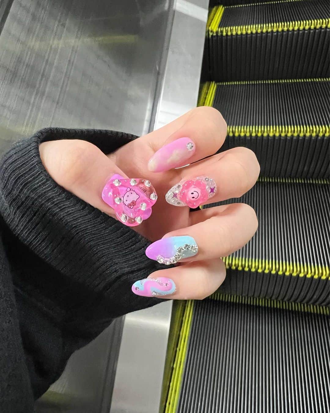 のインスタグラム：「お子ちゃまギャルっぽくした笑  かわちい、  完全に自己満ネイル、、  もうちょいで夏だしねっっ、  #ネイル #ジェルネイル #ネイルデザイン #ギャルネイル #個性派ネイル #naildesign #サマーネイル #キティネイル #ピンクネイル」