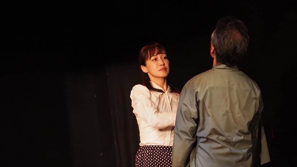 及川奈央さんのインスタグラム写真 - (及川奈央Instagram)「#更地祭 #更地SAKURAⅦ 振り返り④  「SETSUKO」 他のネタとはまたひと味変わり、独特の世界観。 昭和の雰囲気が心地良く、ゆっくりと時間が流れてゆきました。  私は大森さん演じる男の妻節子役。ゆかちゃん演じるセツコさん、さえちゃん演じるセッちゃんと、女性3人と大森さんとのネタでしたが とっても楽しかった。 女性ならではの、笑顔の奥にある心情がそこにあったり… 最後は、アクションにも挑戦。 アクションらしい激しいものではなく、お芝居の延長での蹴りとパンチ。 更地SAKURAへの出演は私自身4度目でしたが、更地でのアクションは初めての挑戦でした。 足が高く上がってたとのご感想をいただけたのも嬉しかったです。 これも大好きなネタのひとつでした。  つづく」6月15日 18時44分 - naooikawa