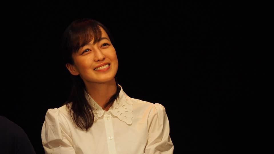 のインスタグラム：「#更地祭 #更地SAKURAⅦ 振り返り④  「SETSUKO」 他のネタとはまたひと味変わり、独特の世界観。 昭和の雰囲気が心地良く、ゆっくりと時間が流れてゆきました。  私は大森さん演じる男の妻節子役。ゆかちゃん演じるセツコさん、さえちゃん演じるセッちゃんと、女性3人と大森さんとのネタでしたが とっても楽しかった。 女性ならではの、笑顔の奥にある心情がそこにあったり… 最後は、アクションにも挑戦。 アクションらしい激しいものではなく、お芝居の延長での蹴りとパンチ。 更地SAKURAへの出演は私自身4度目でしたが、更地でのアクションは初めての挑戦でした。 足が高く上がってたとのご感想をいただけたのも嬉しかったです。 これも大好きなネタのひとつでした。  つづく」
