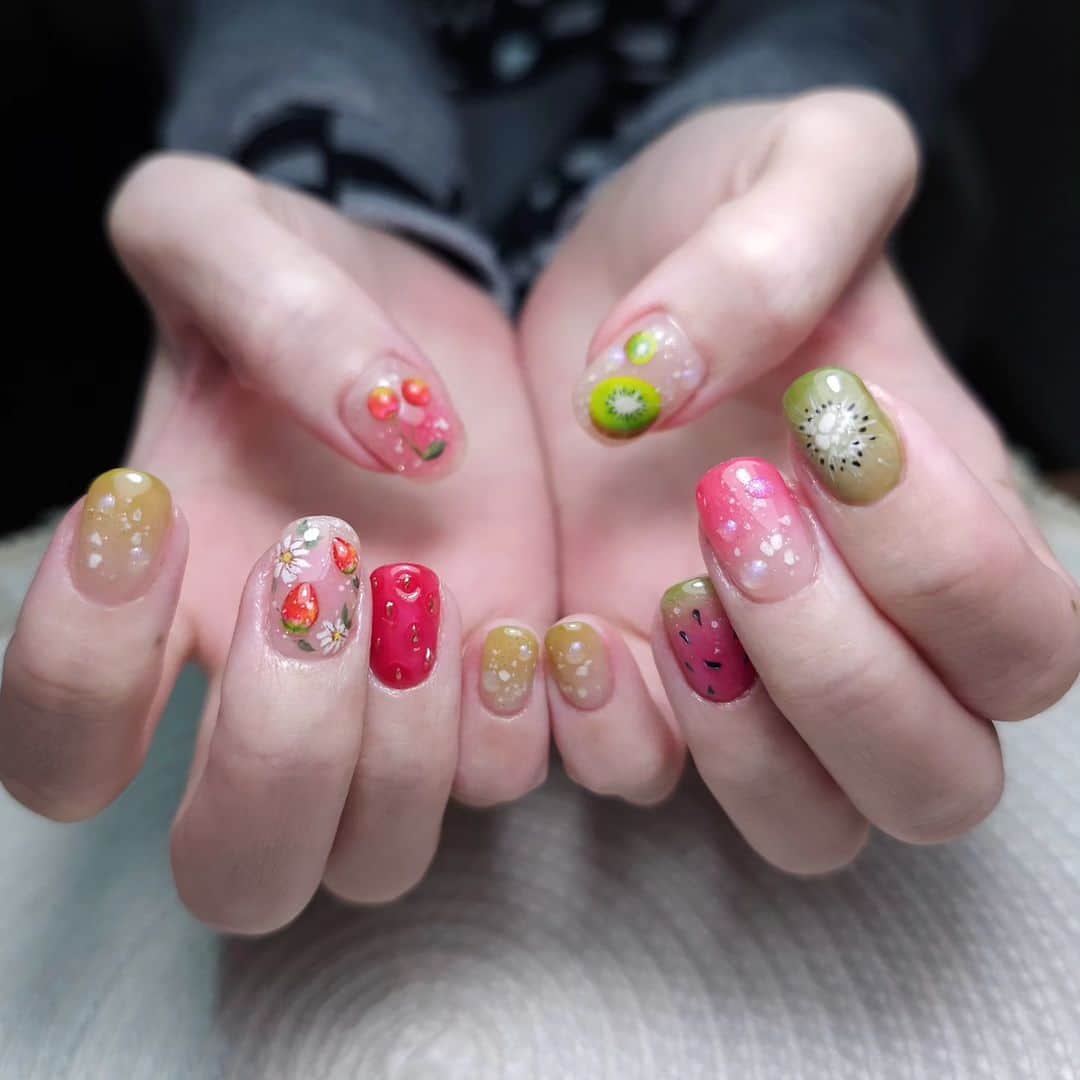Yingのインスタグラム：「Base colour: Didier Fiber Base Nude  Ombre colours: PREGEL MUSE S374, S380, S381 White specks with silver microglitter: PREMDOLL B36 Floral art: Ruyiya Base Non Wipe Liner Gel White and PREGEL Art Linee Ash Brown, yellow flower centre and green leaves coloured in with PREGEL MUSE S379 and S380. Fruits sticker: Tsumekira NN-SAK-005 3D bubbles: Didier Chameleon Top No2  Shop: www.nailwonderland.com」