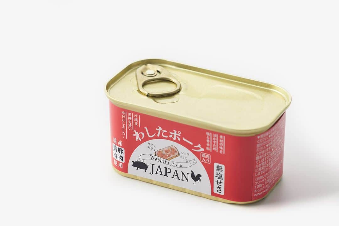 ヒラハルさんのインスタグラム写真 - (ヒラハルInstagram)「みんな大好き、大人気のあの「わしたポーク」が帰ってきました！  沖縄県産豚肉使用の「わしたポーク」から、国産豚肉使用の「わしたポークJAPAN」へ。わざわざ店舗・オンラインともに人気の便利な常備品が、味と食感はほぼ変わらず、再登場しています。  カリッと焼いて粒マスタードを添えるだけで簡単おつまみが完成しますし、おにぎりorおにぎらずの具にもしても絶品です！  ・  こちらの「わしたポークJAPAN」ですが、実は5月末よりオンラインストアで販売を開始していました。SNSでは大々的にお知らせはしておりませんでしたが、わずか1週間ほどで用意していた100個以上が完売。根強い人気があることをあらためてうかがい知りました…！  その後メルマガでお知らせすると、再び100個以上が完売。欠品となっておりましたが、本日わしたポークJAPANが再入荷しています。  おかずがもう一品欲しいとき。切って焼くだけの簡単調理で気軽に使えて、そしてお子様にも安心して召し上がっていただけるランチョンミートです。  1缶200g入り。賞味期限は製造日から3年間。常備しておきたい買い置きアイテムです。  ・  最後に「面倒くさがりの私でも簡単に作れます！」とスタッフも太鼓判を押すオススメレシピをひとつご紹介。  キャベツをザク切りにして、わしたポークも同じくらいの大きさの薄切りにして一緒に炒めるだけ。わしたポークの両面がこんがり焼き色がついたら完成。わしたポークに元々ついている味だけでおいしくて、味付けに何も足さなくてOK。  大人気のわしたポークJAPAN、おひとつぜひお試しを！  ・・・・・・・・・・・・・・・  #パンと日用品の店わざわざ #わざわざ #wazawaza  #わしたポーク #わしたポークJAPAN  #スパムおにぎり #スパム #無添加スパム #スパムむすび  #ランチョンミート #おにぎり」6月15日 18時45分 - wazawazapan