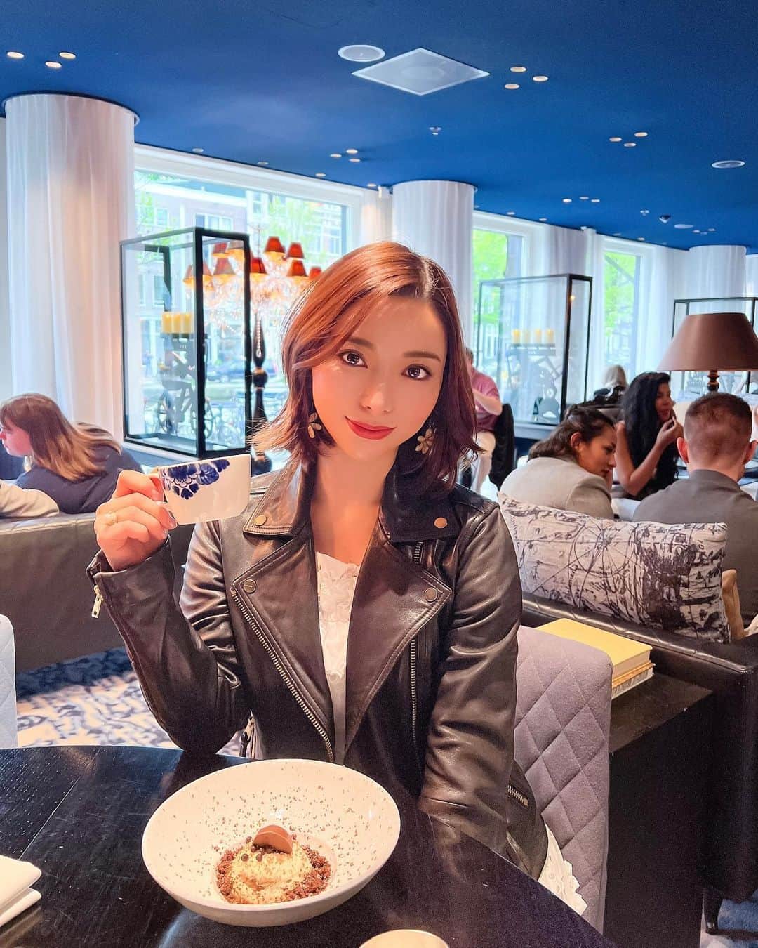 かにゃのインスタグラム：「Andaz Hotelのラウンジかわいくて落ち着くから一番お気に入り🫖💕  . . .  #andaz #hotel #hotellobby #teatime #livinginamsterdam #amsterdam #amsterdamcity #amsterdam🇳🇱 #amsterdamlife #netherlands #netherlands🇳🇱 #holland #アムステルダム #アムステルダム生活 #アムステルダムライフ #オランダ移住 #オランダ移住生活 #オランダ #オランダ生活 #オランダ在住 #ヨーロッパ #ヨーロッパ在住 #ヨーロッパ生活 #ヨーロッパ好きな人と繋がりたい #ヨーロッパ大好き #海外生活 #海外移住 #ティータイム #ホテル #ホテルラウンジ」