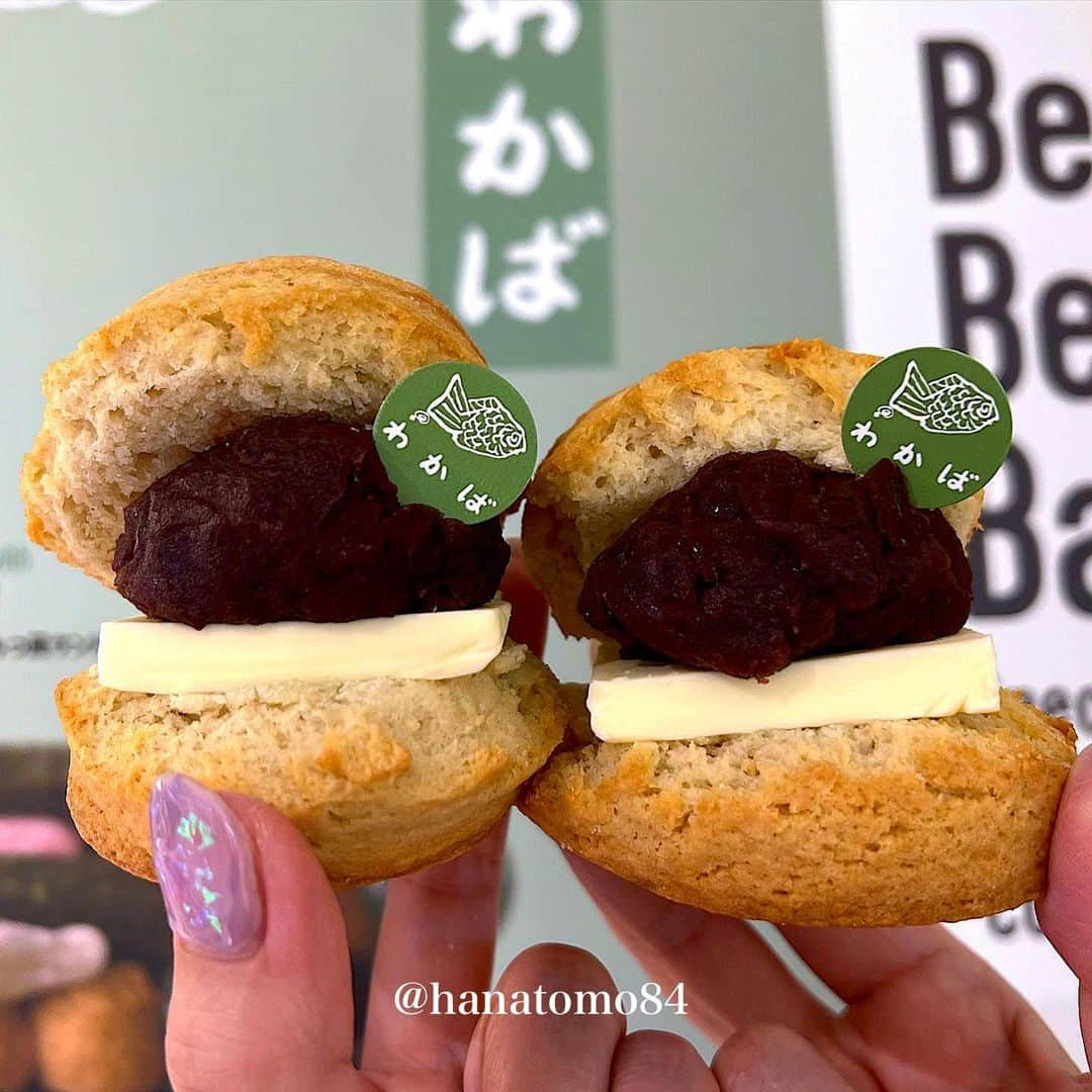 はなとものインスタグラム：「. . . 【 #ベイカーズゴナベイク @bakersgonnabake_official 】  🐟 あんバタースコーンサンド ¥500 (たい焼きわかばのあんこ＆フランス産発酵バター)  東京三大たい焼きの１つ、 四ツ谷の「わかば」と ベイカーズゴナベイクのコラボ商品！  塩気の効いたわかばのあんこに クリーミーな発酵バターがめっちゃ合う！   甘く香ばしいバターミルクスコーンとも 相性バッチリだね！  ▼エリア検索 ↪︎ #はなとも丸の内  ✴︎———✴︎———✴︎———✴︎ Shop Info ✴︎———✴︎———✴︎———✴︎  🏠 BAKERS gonna BAKE! 📍 東京駅一番街 東京ギフトパレット 1F ⏰ 平日 9:30～20:30 土日祝 9:00〜20:30 ‪☎️ 03-6551-2332 ‪ ㊡  無休  ✴︎———✴︎———✴︎———✴︎———✴︎———✴︎———✴︎———✴︎——✴︎  #東京スイーツ #東京カフェ #東京駅カフェ #東京駅スイーツ #あんバタースコーン」